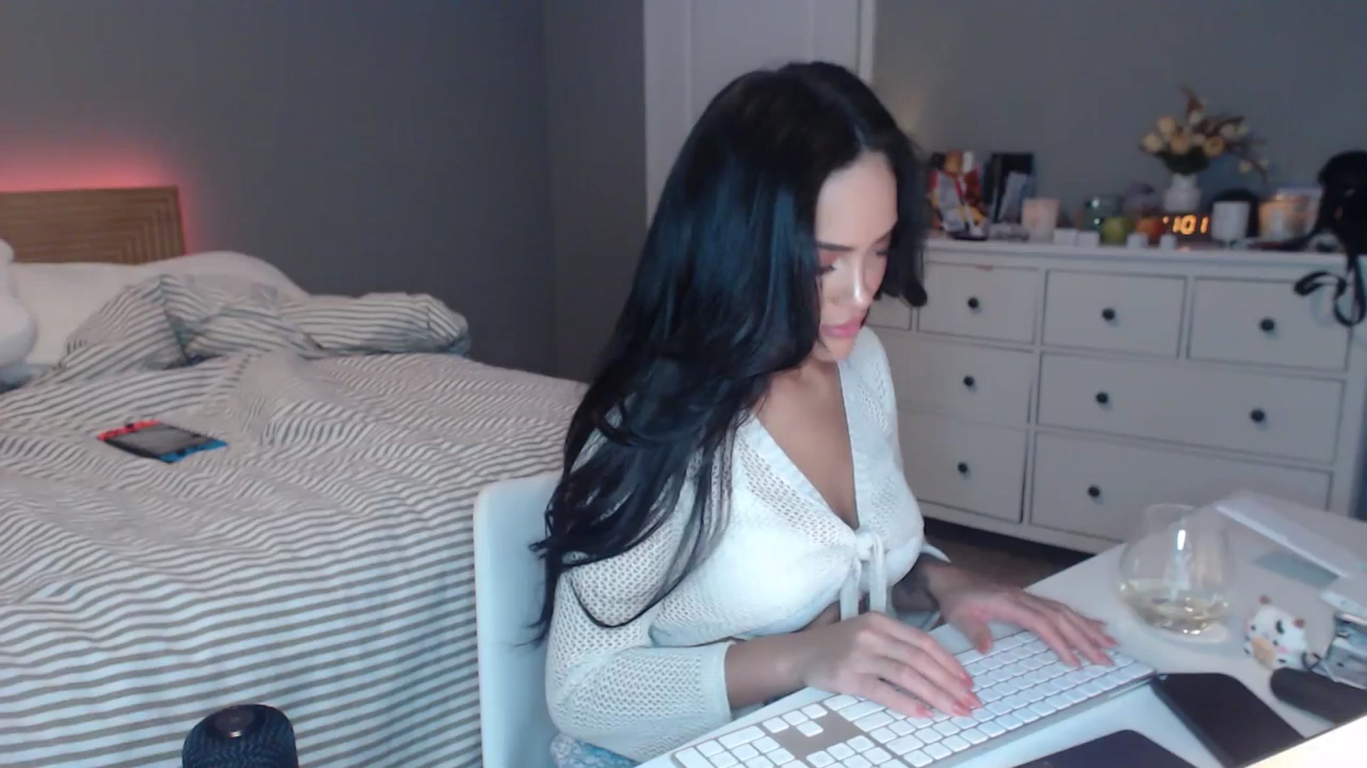 Gallery image thumbnail from justagirl_'s myfreecams stream on, 05/04/2025, 18:37 image 6 of 20