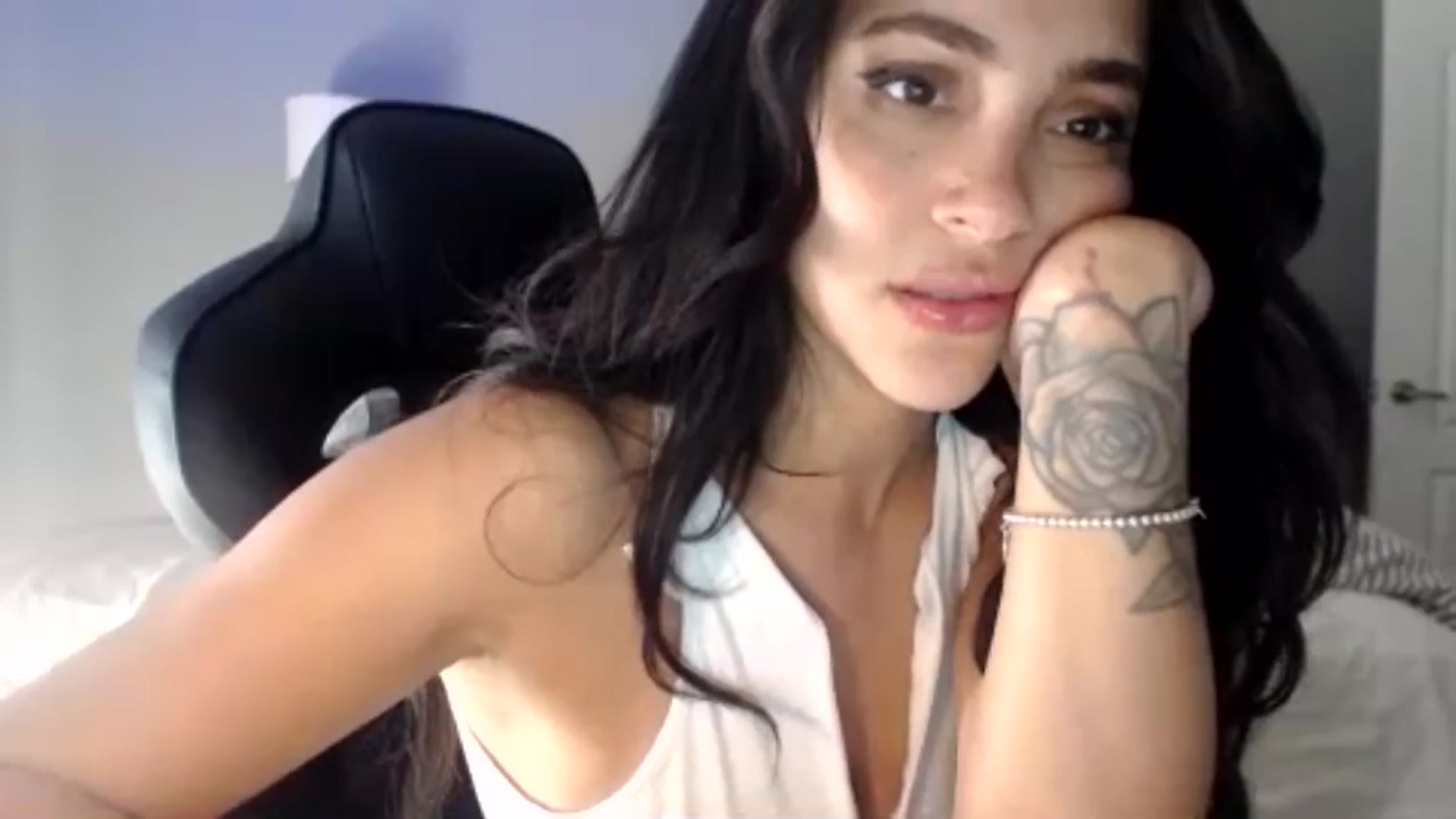 Gallery image thumbnail from justagirl_'s myfreecams stream on, 05/28/2025, 23:56 image 15 of 20