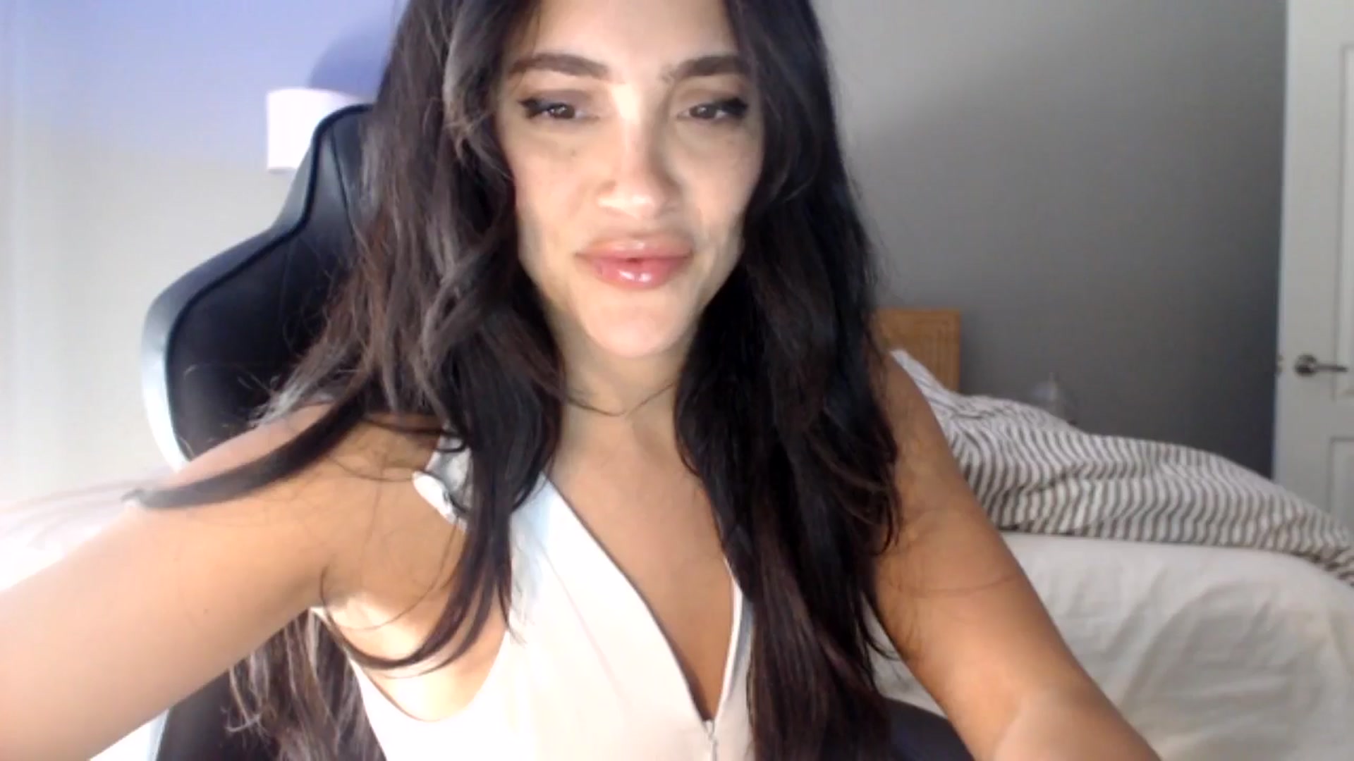Gallery image thumbnail from justagirl_'s myfreecams stream on, 05/28/2025, 23:56 image 9 of 20