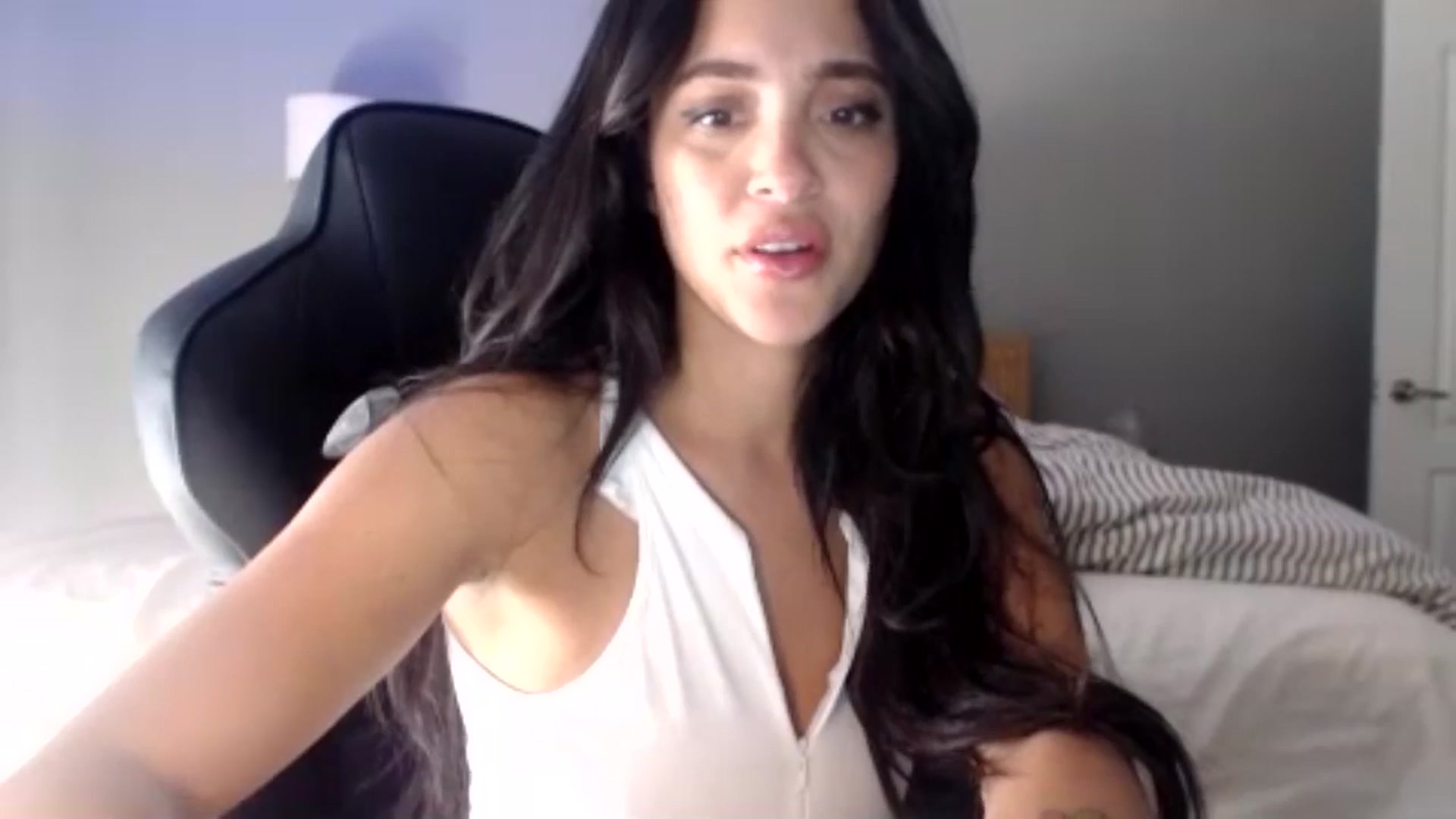 Gallery image thumbnail from justagirl_'s myfreecams stream on, 05/28/2025, 23:56 image 16 of 20