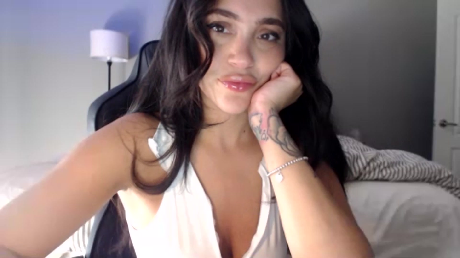 Gallery image thumbnail from justagirl_'s myfreecams stream on, 05/28/2025, 23:56 image 4 of 20