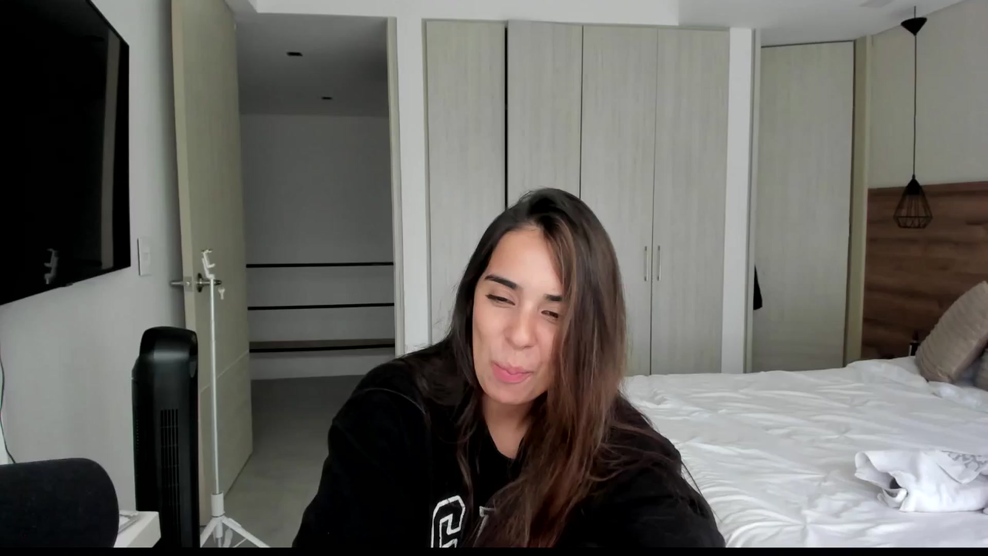 Gallery image thumbnail from kamikiss's myfreecams stream on, 05/04/2024, 18:40 image 3 of 20