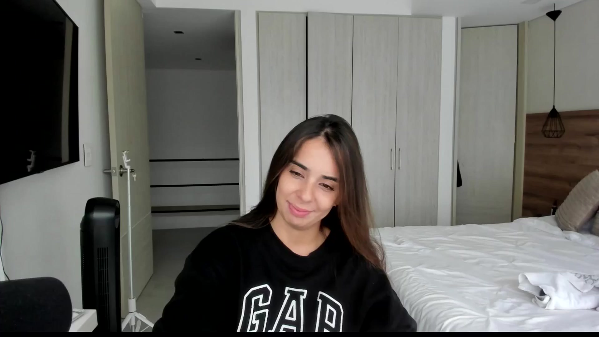 Gallery image thumbnail from kamikiss's myfreecams stream on, 05/04/2024, 18:40 image 5 of 20