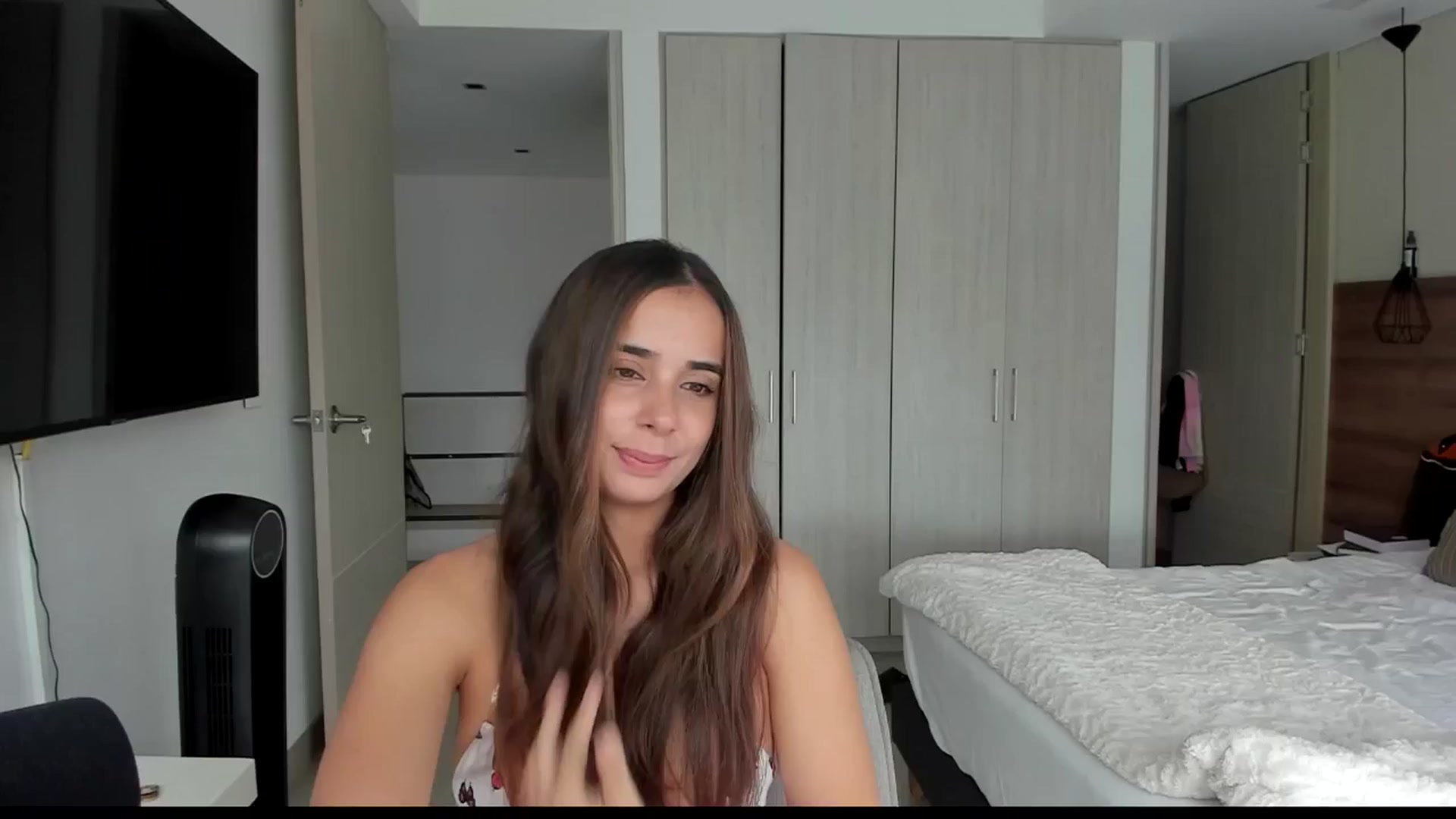 Gallery image thumbnail from kamikiss's myfreecams stream on, 05/22/2024, 17:21 image 9 of 20