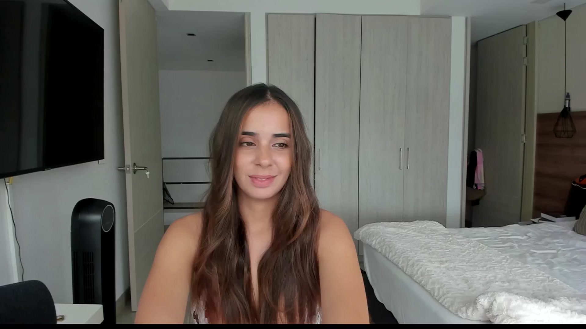 Gallery image thumbnail from kamikiss's myfreecams stream on, 05/22/2024, 17:21 image 7 of 20