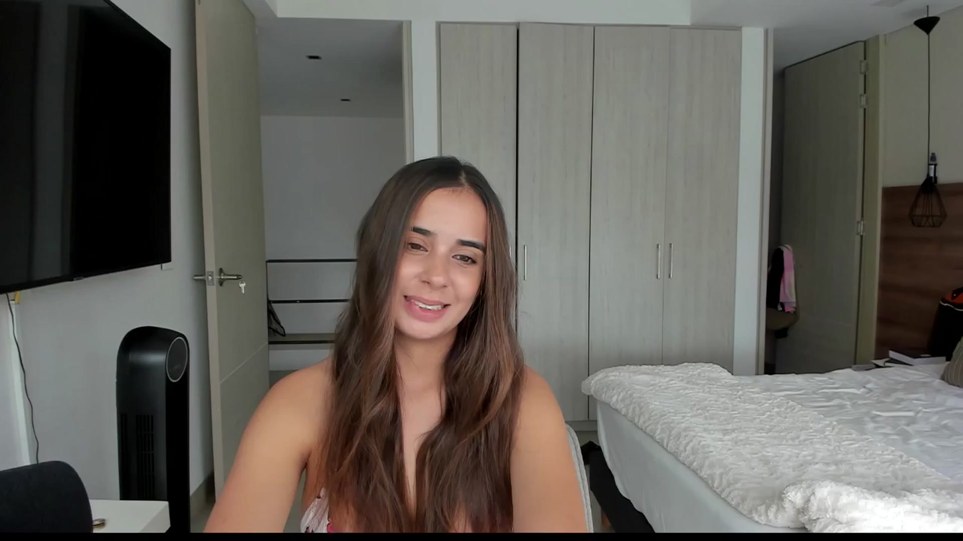 Gallery image thumbnail from kamikiss's myfreecams stream on, 05/22/2024, 17:21 image 10 of 20