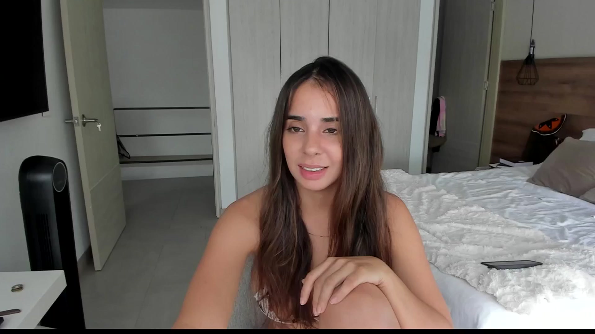 Gallery image thumbnail from kamikiss's myfreecams stream on, 05/22/2024, 18:56 image 14 of 20
