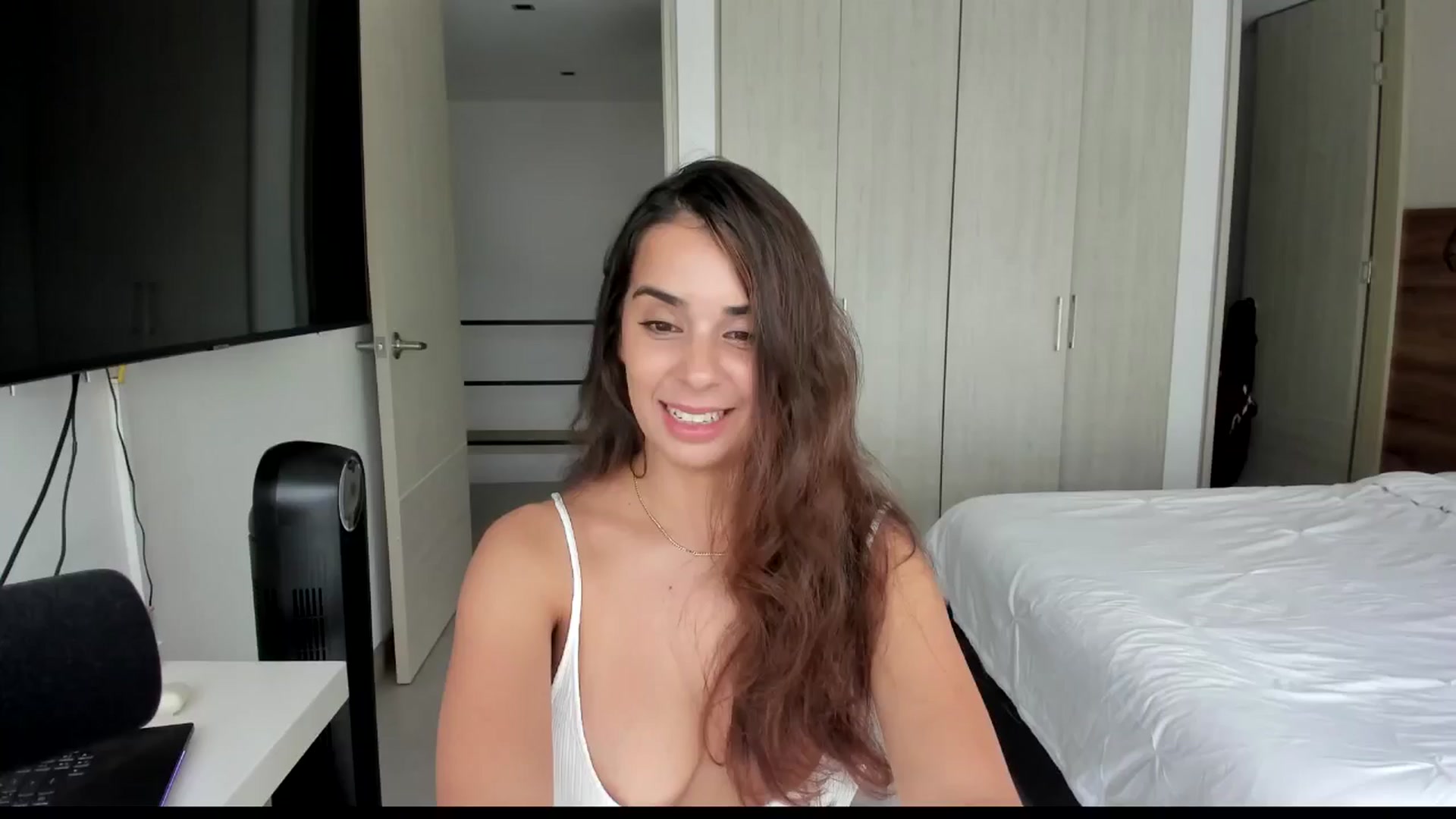 Gallery image thumbnail from kamikiss's myfreecams stream on, 05/28/2024, 21:08 image 3 of 20