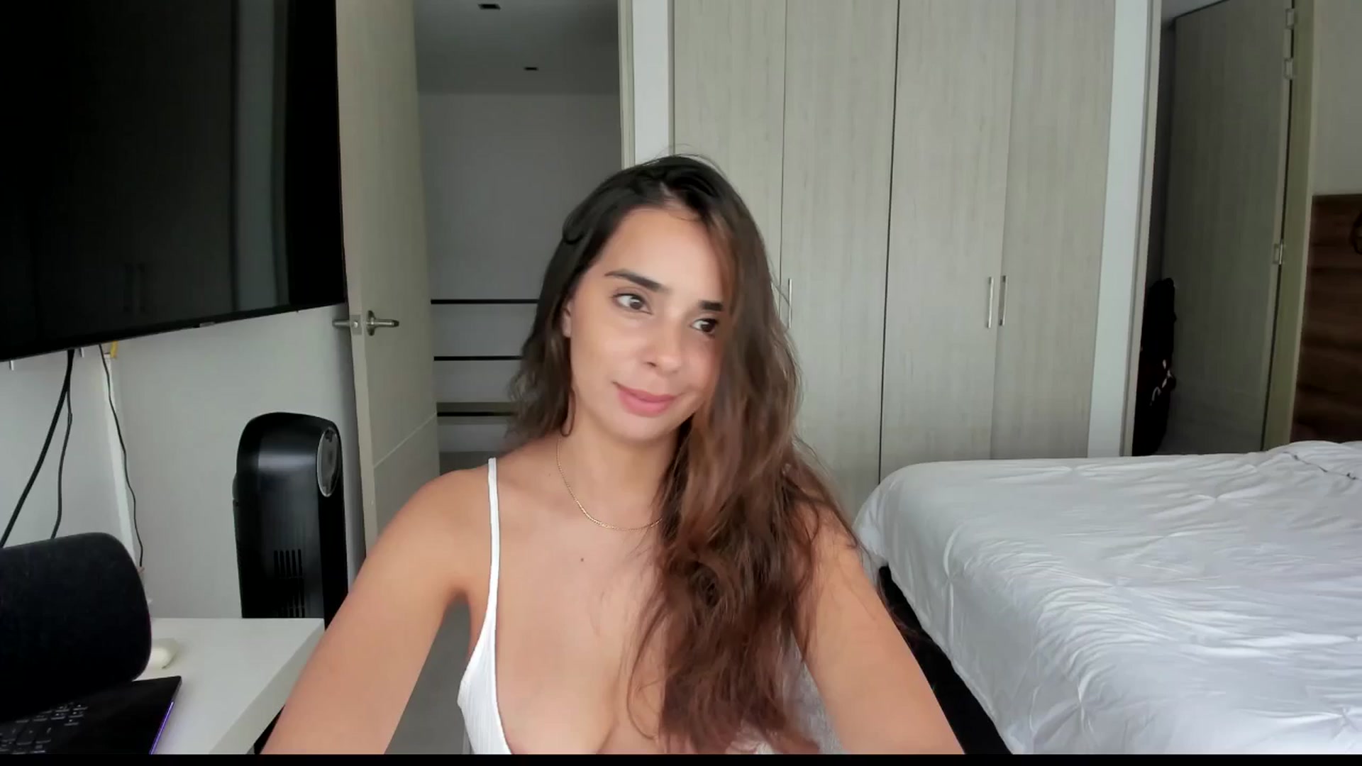 Gallery image thumbnail from kamikiss's myfreecams stream on, 05/28/2024, 21:08 image 2 of 20