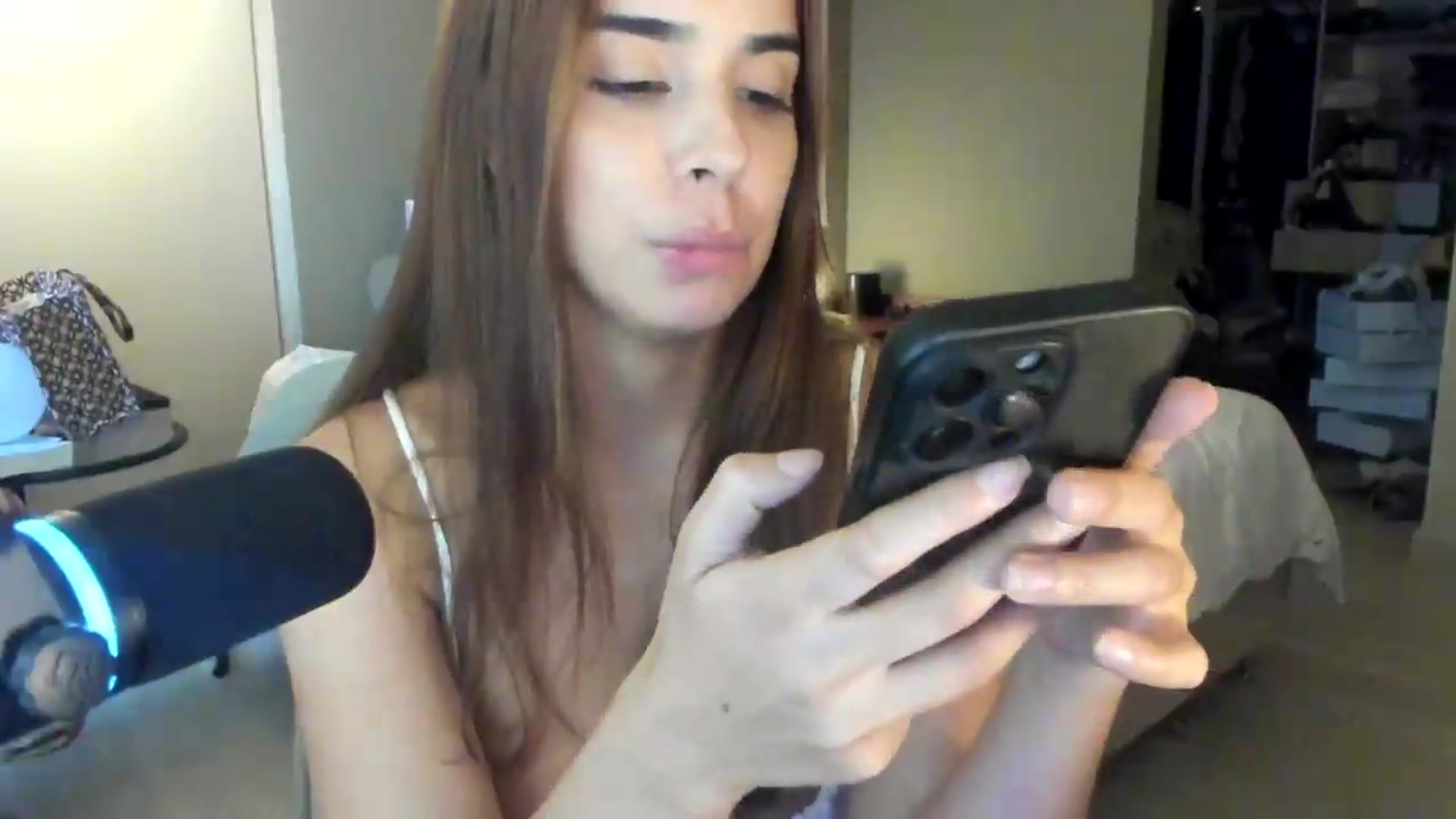 Gallery image thumbnail from kamikiss's myfreecams stream on, 06/04/2026, 21:41 image 18 of 20