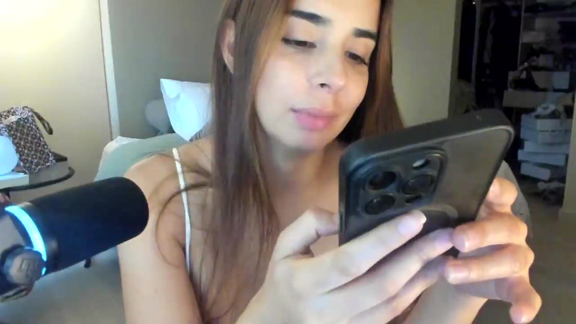 Gallery image thumbnail from kamikiss's myfreecams stream on, 06/04/2026, 21:41 image 13 of 20