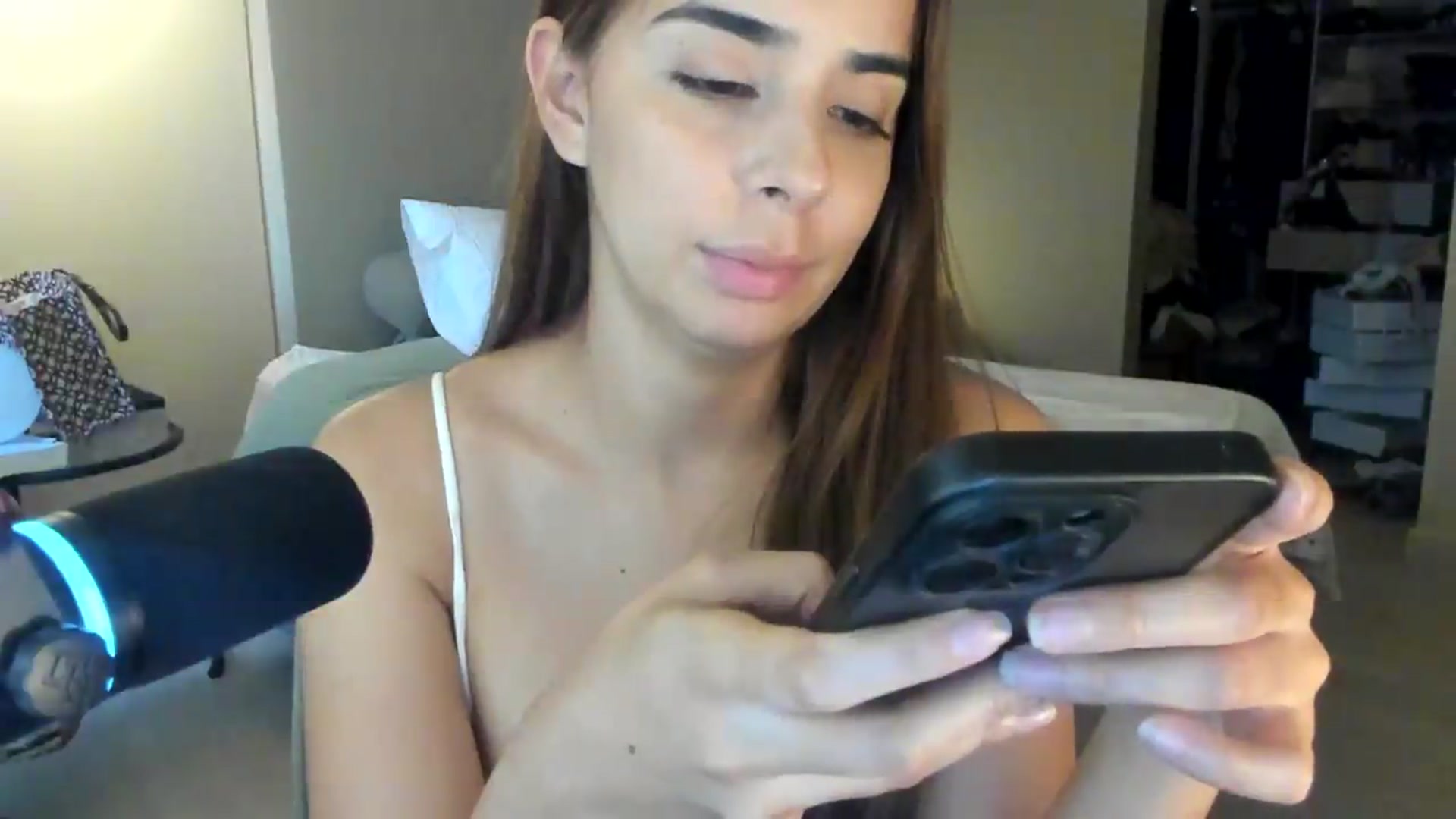 Gallery image thumbnail from kamikiss's myfreecams stream on, 06/04/2026, 21:41 image 20 of 20