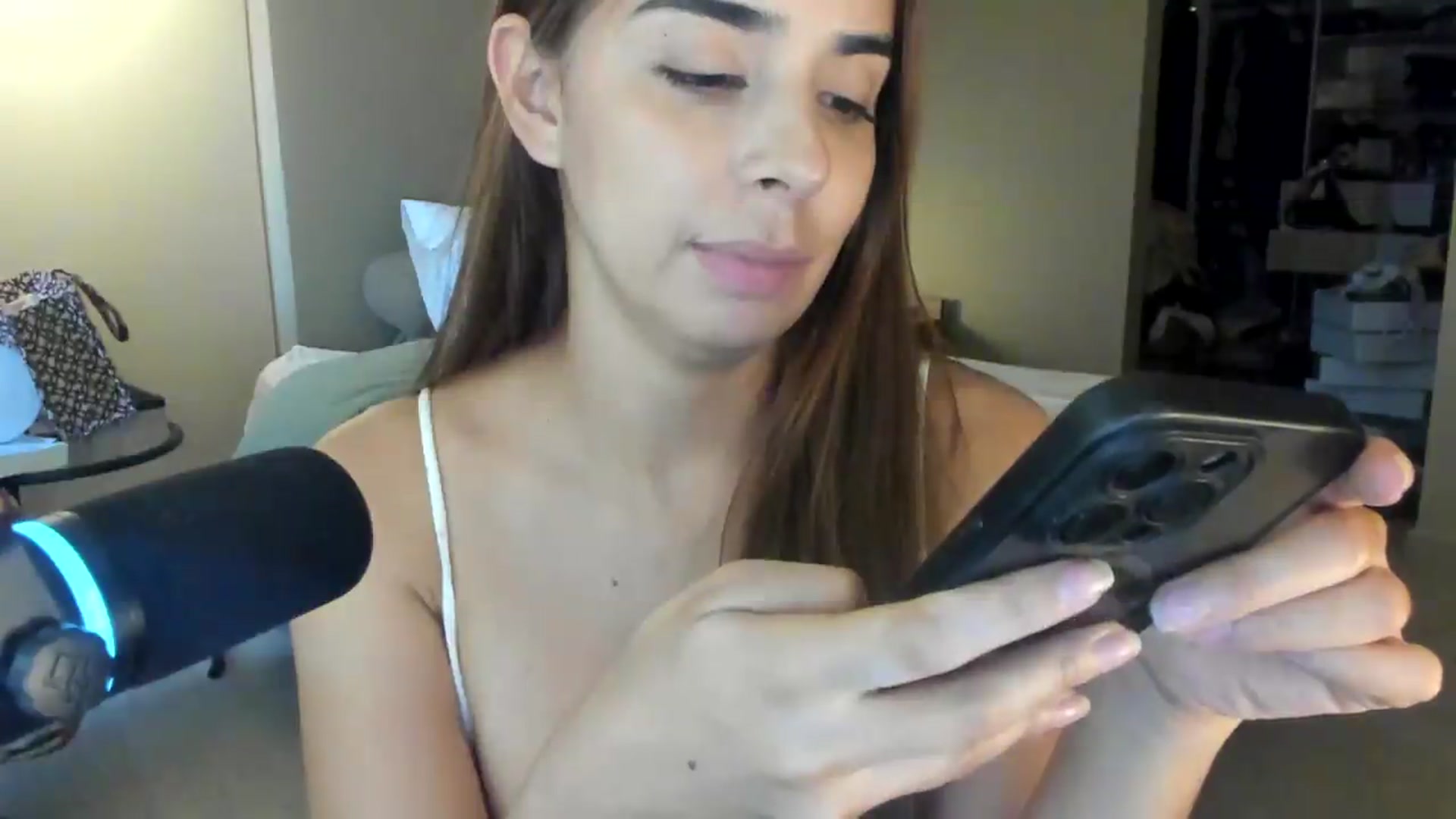 Gallery image thumbnail from kamikiss's myfreecams stream on, 06/04/2026, 21:41 image 19 of 20