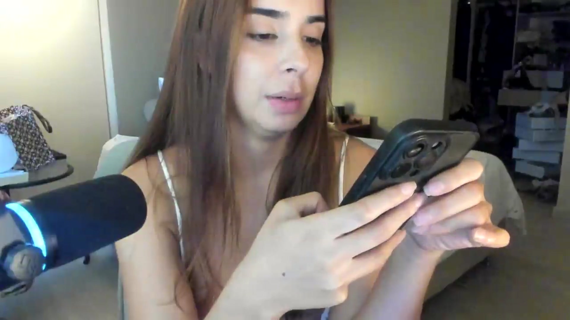 Gallery image thumbnail from kamikiss's myfreecams stream on, 06/04/2026, 21:41 image 17 of 20