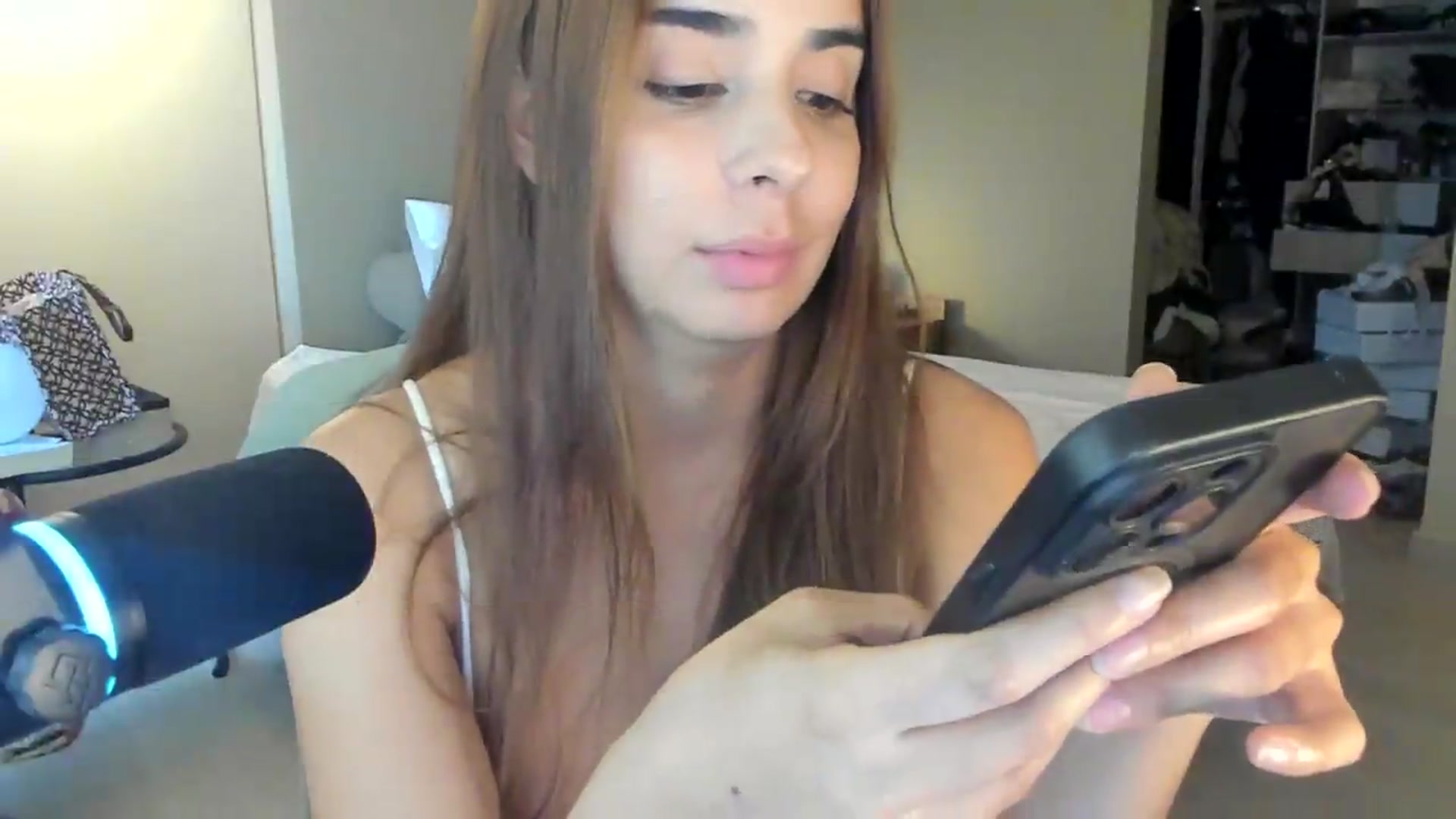 Gallery image thumbnail from kamikiss's myfreecams stream on, 06/04/2026, 21:41 image 14 of 20
