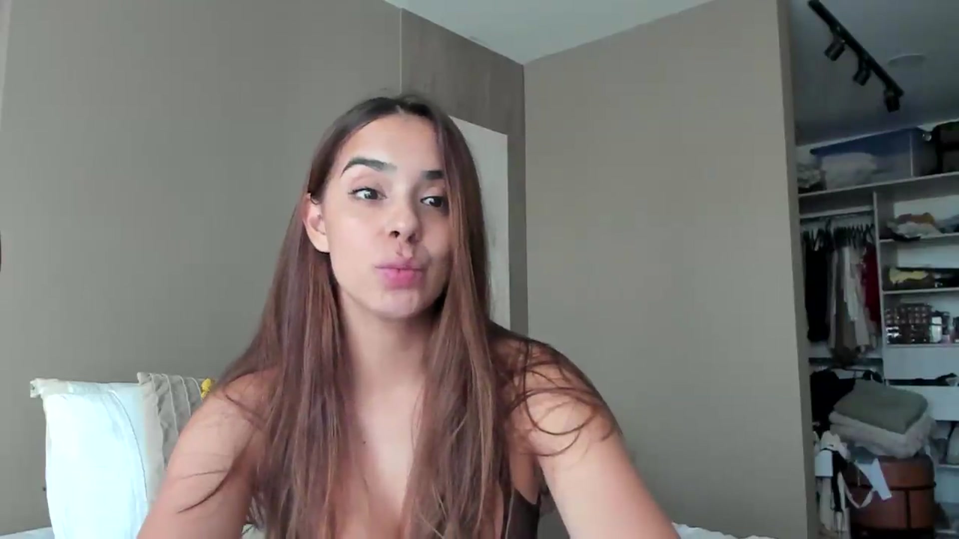 Gallery image thumbnail from kamikiss's myfreecams stream on, 06/25/2026, 21:58 image 4 of 20