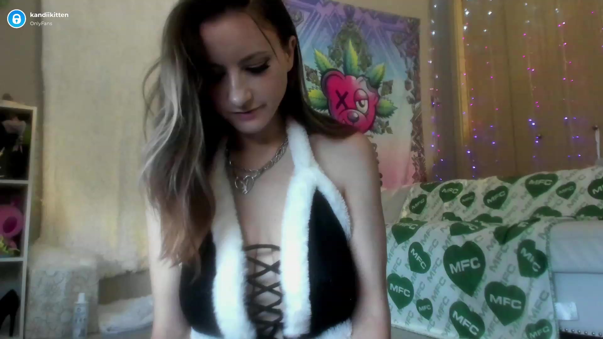 Gallery image thumbnail from kandiikitten's myfreecams stream on, 12/01/2022, 16:42 image 5 of 20
