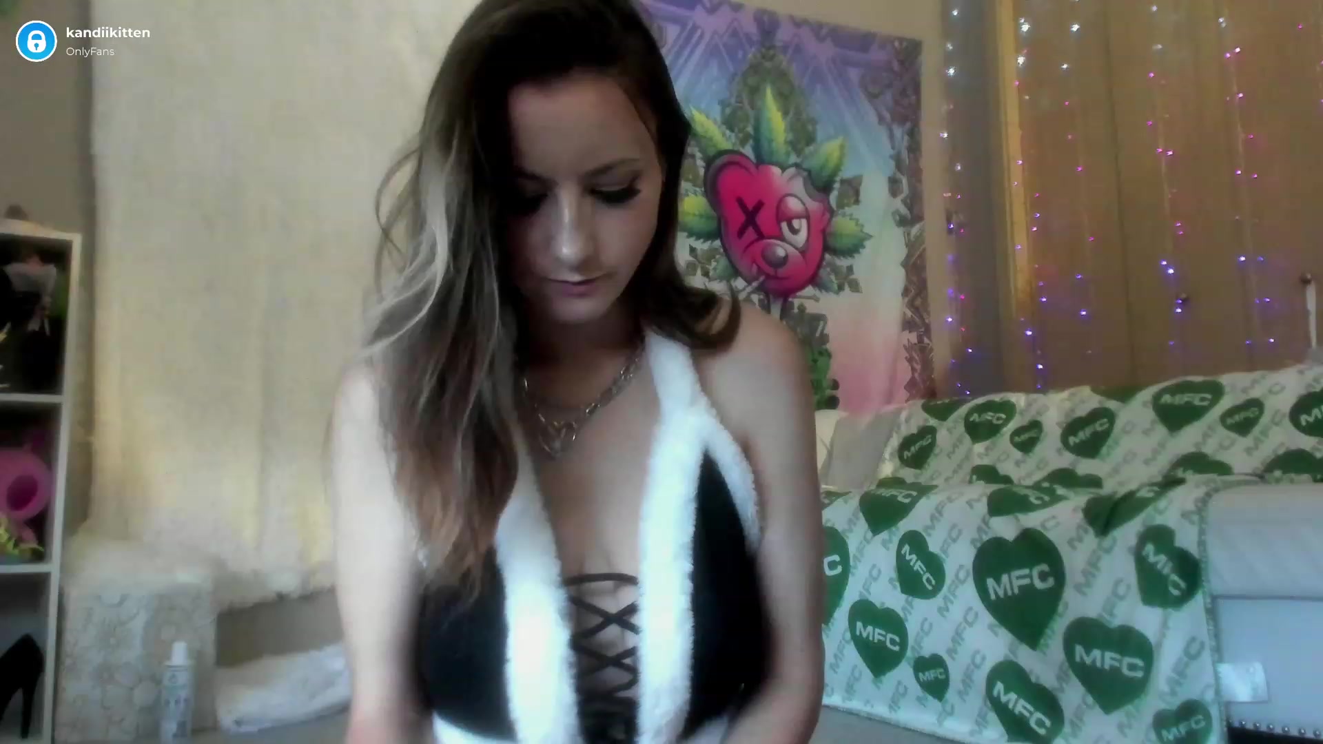 Gallery image thumbnail from kandiikitten's myfreecams stream on, 12/01/2022, 16:42 image 1 of 20