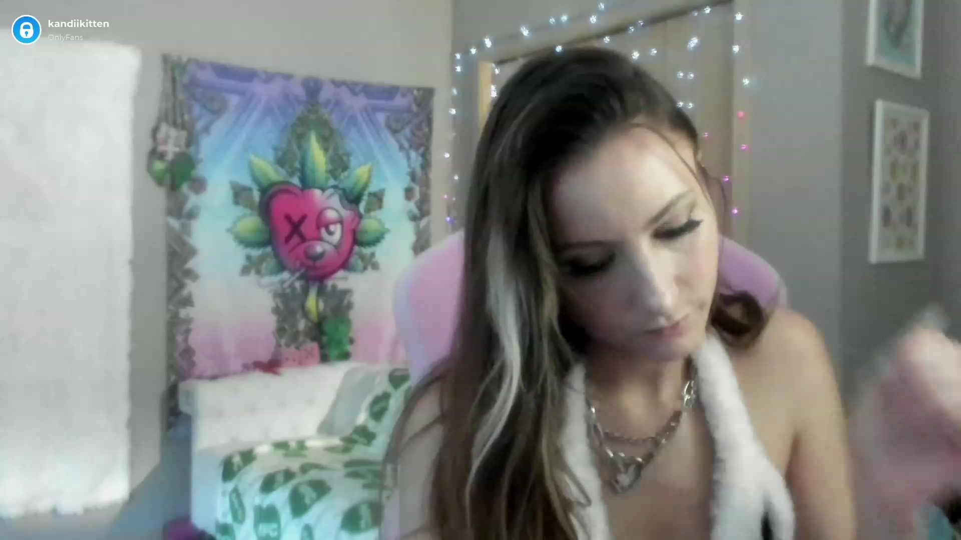 Gallery image thumbnail from kandiikitten's myfreecams stream on, 12/01/2022, 16:42 image 18 of 20