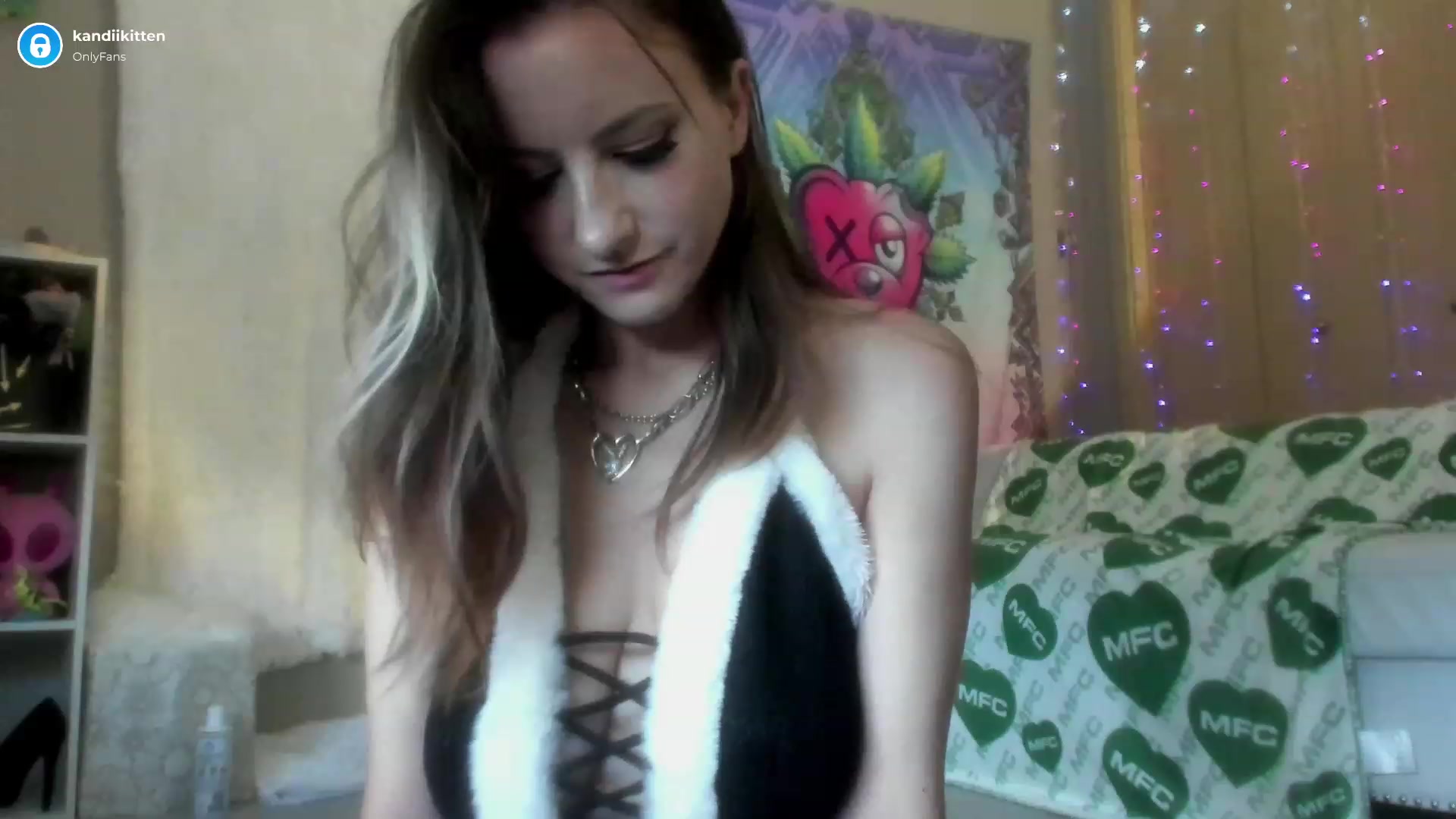 Gallery image thumbnail from kandiikitten's myfreecams stream on, 12/01/2022, 16:42 image 8 of 20