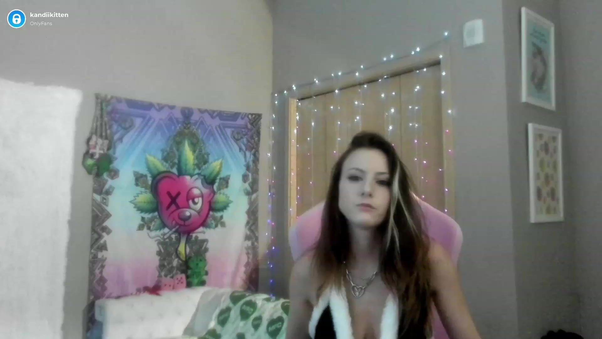 Gallery image thumbnail from kandiikitten's myfreecams stream on, 12/01/2022, 16:55 image 13 of 20