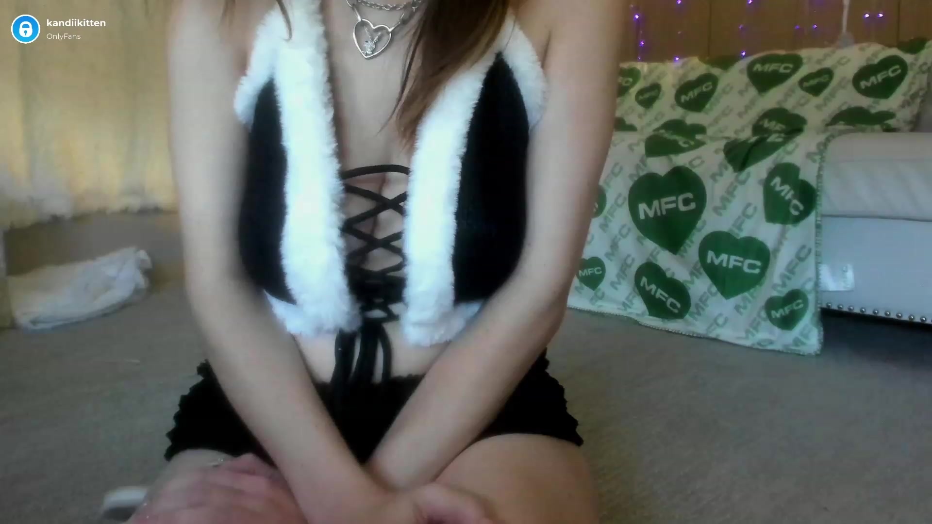 Gallery image thumbnail from kandiikitten's myfreecams stream on, 12/01/2022, 16:55 image 17 of 20