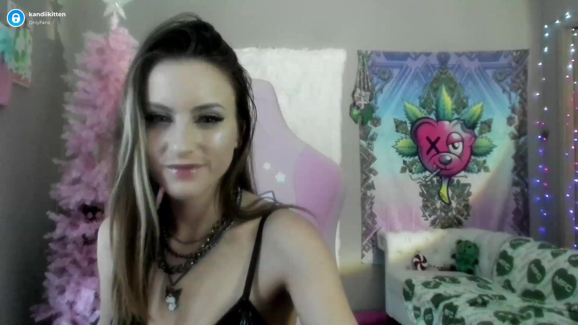 Gallery image thumbnail from kandiikitten's myfreecams stream on, 12/11/2022, 19:26 image 14 of 20