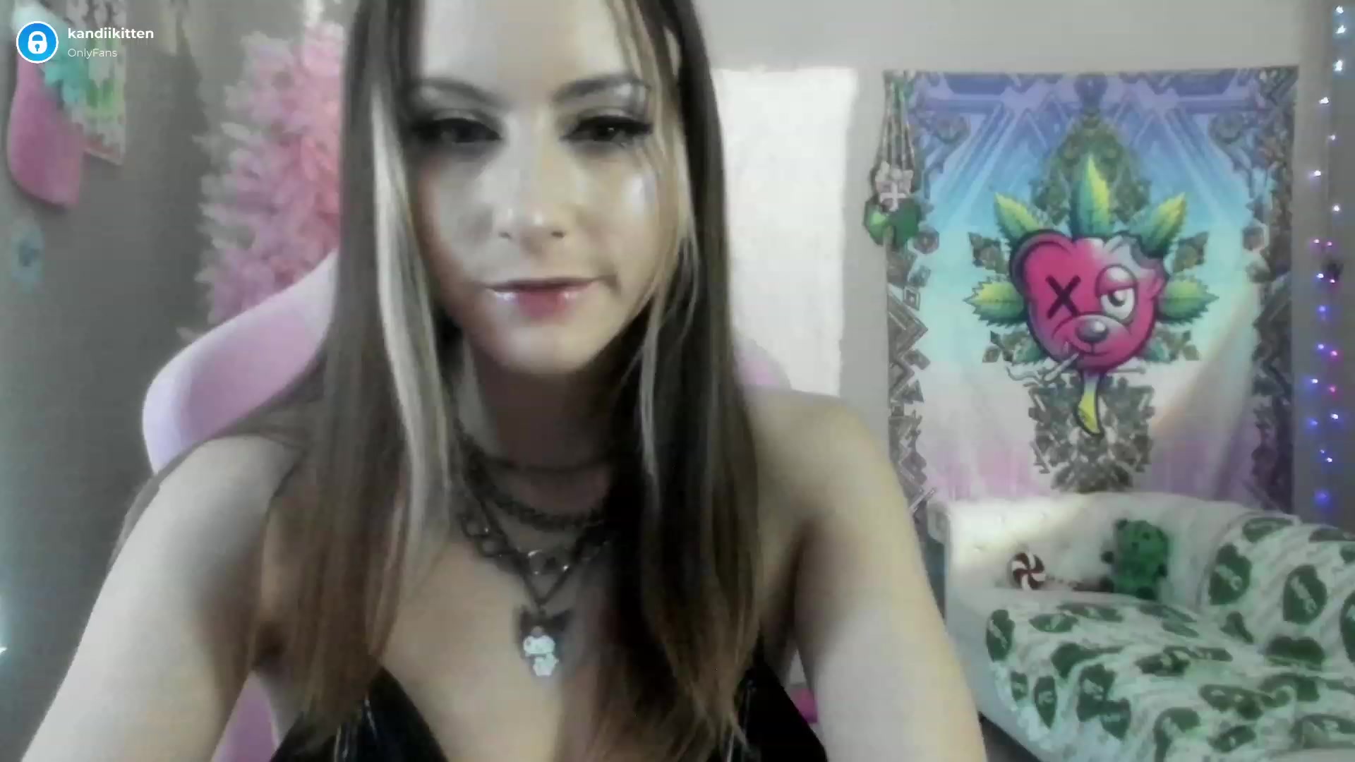 Gallery image thumbnail from kandiikitten's myfreecams stream on, 12/11/2022, 19:26 image 8 of 20