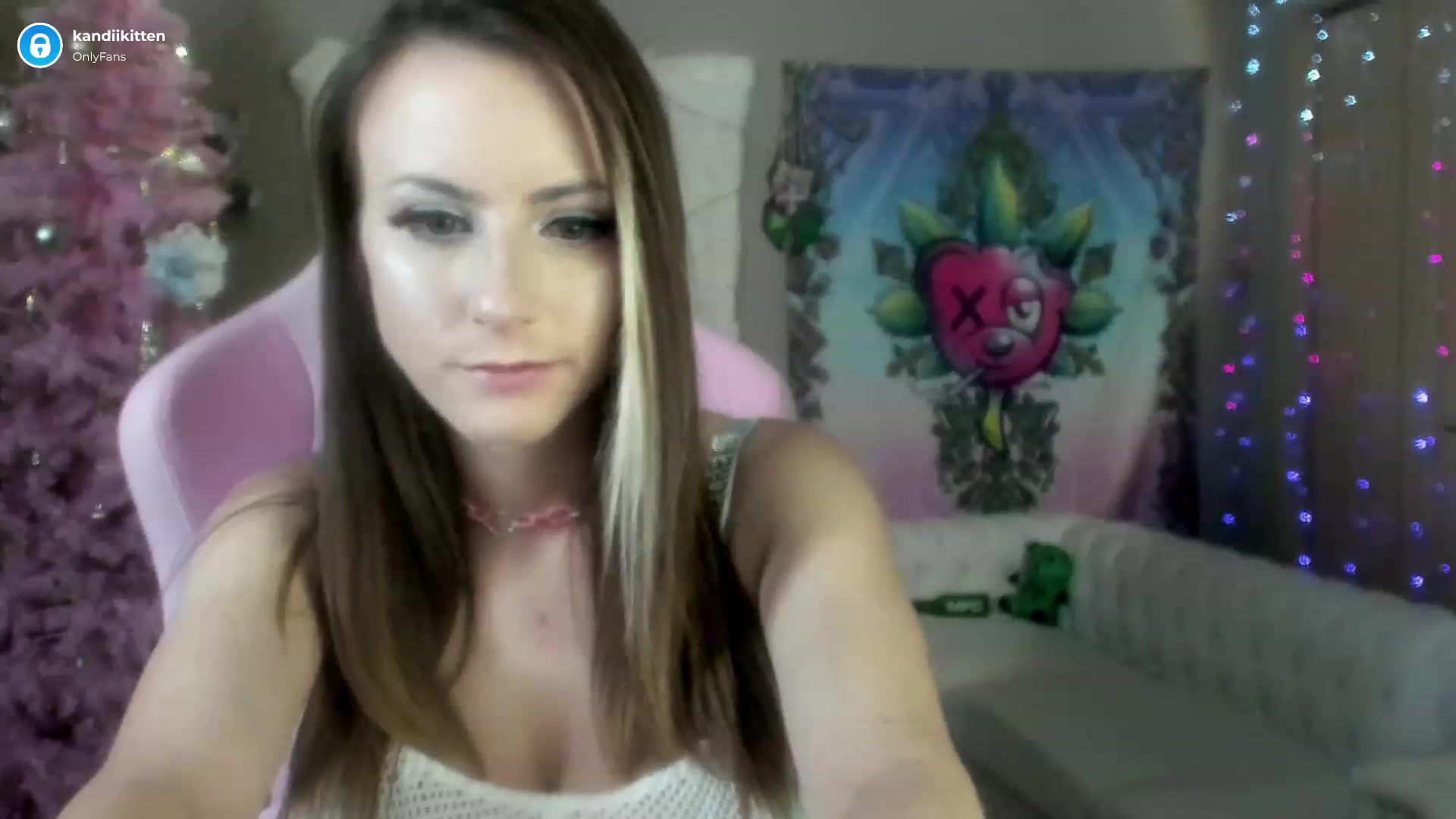 Gallery image thumbnail from kandiikitten's myfreecams stream on, 12/20/2022, 11:02 image 6 of 20