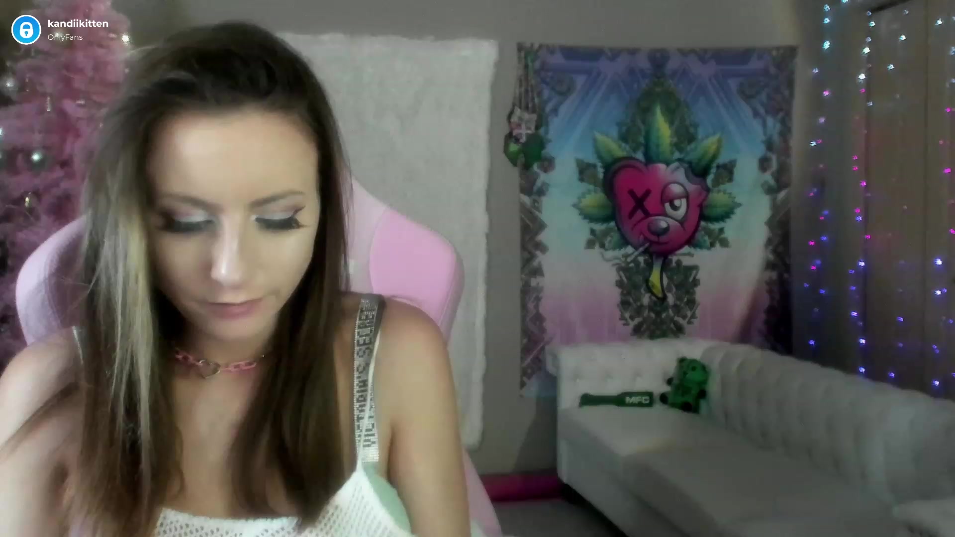 Gallery image thumbnail from kandiikitten's myfreecams stream on, 12/20/2022, 11:02 image 13 of 20