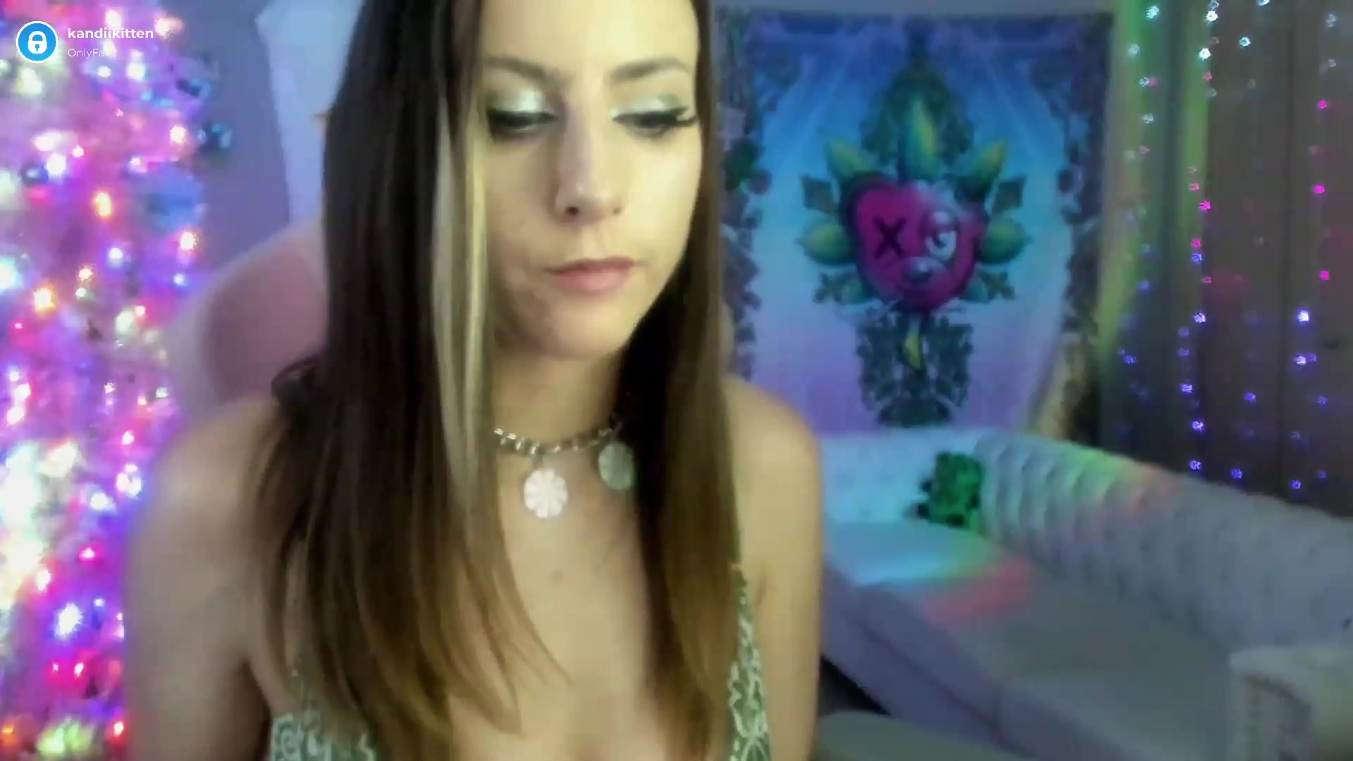 Gallery image thumbnail from kandiikitten's myfreecams stream on, 12/22/2022, 02:51 image 16 of 20
