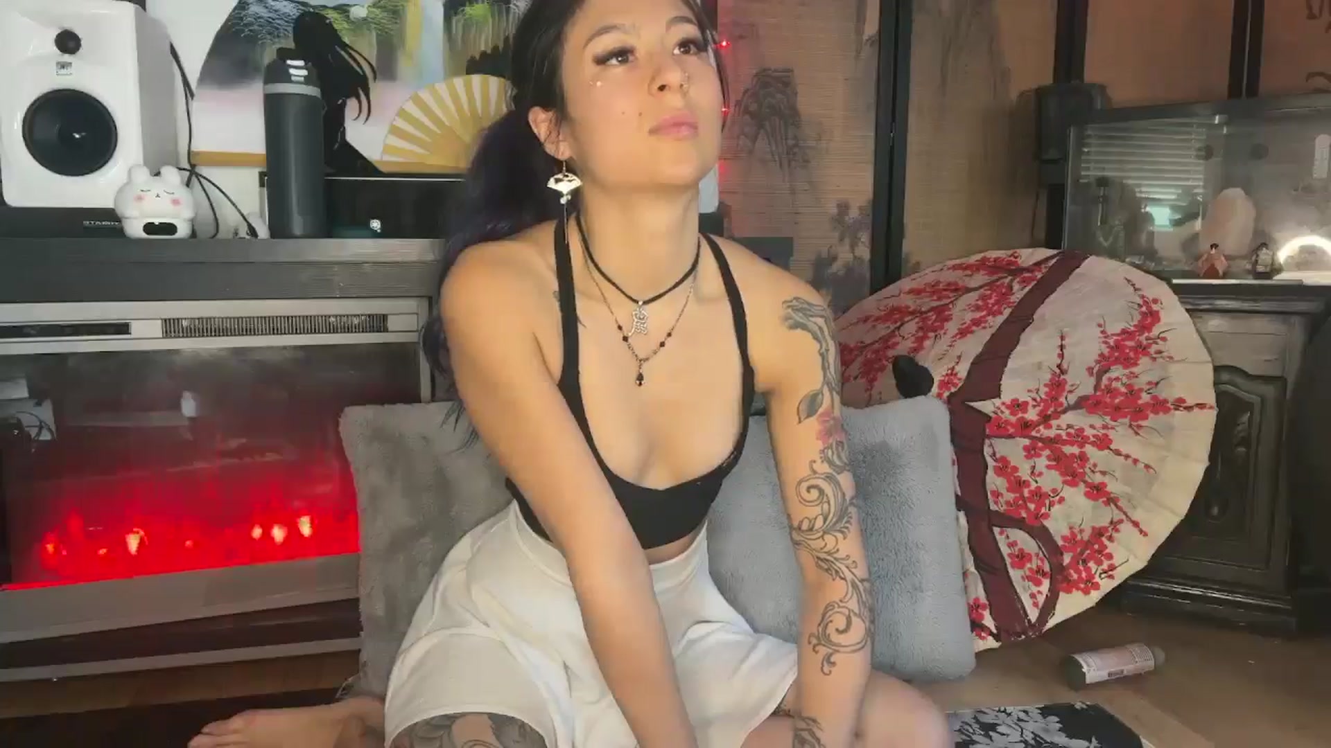 Gallery image thumbnail from katanacakes's myfreecams stream on, 04/20/2025, 24:22 image 14 of 20