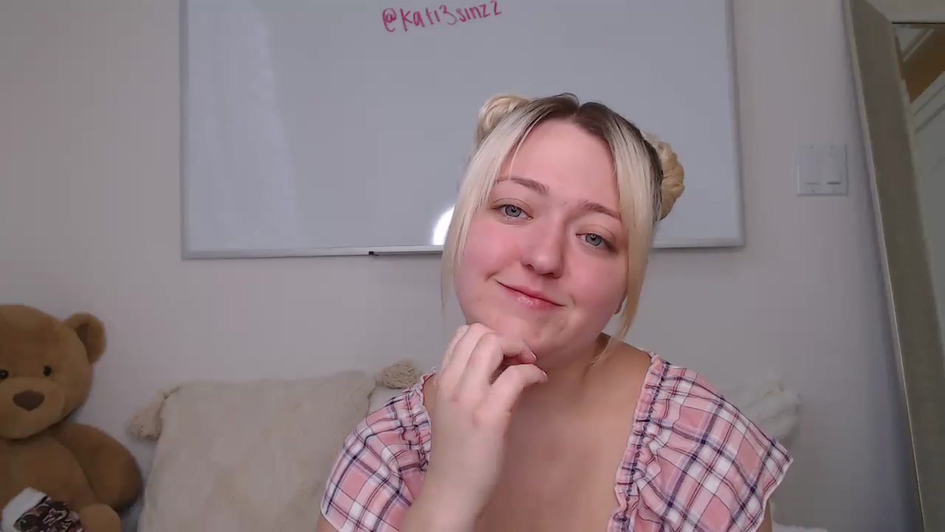 Gallery image thumbnail from katiesinz's myfreecams stream on, 09/20/2023, 20:50 image 5 of 20