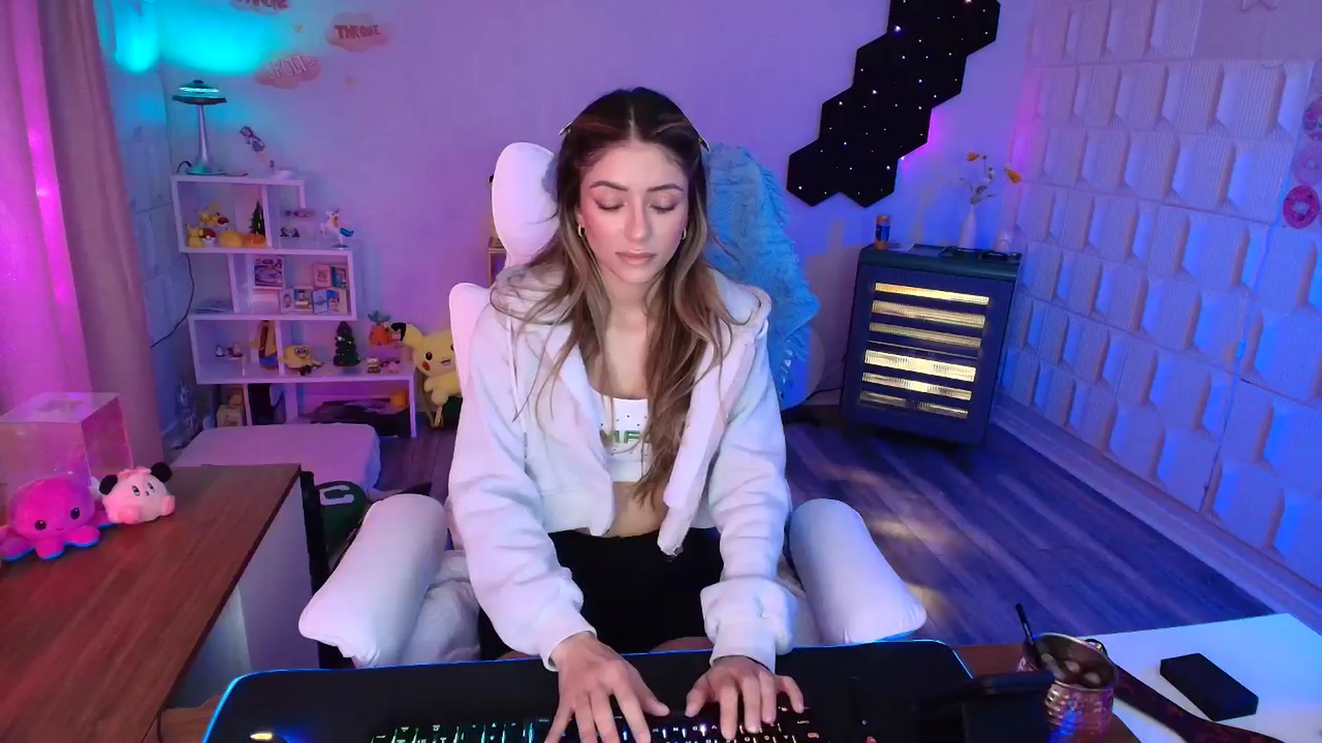 Gallery image thumbnail from kaydolll's myfreecams stream on, 04/04/2025, 05:53 image 16 of 20