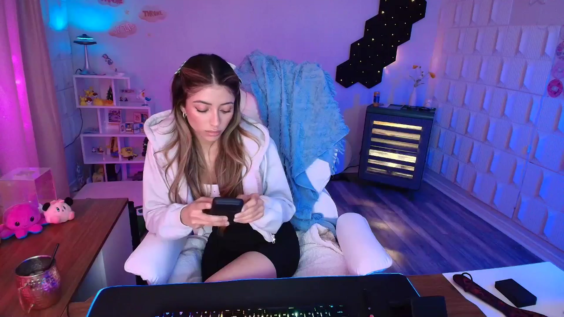 Gallery image thumbnail from kaydolll's myfreecams stream on, 04/04/2025, 05:53 image 17 of 20