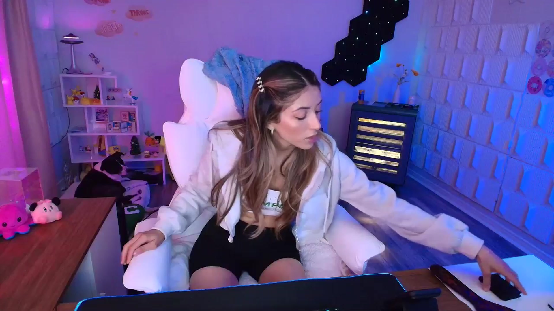 Gallery image thumbnail from kaydolll's myfreecams stream on, 04/04/2025, 05:53 image 11 of 20