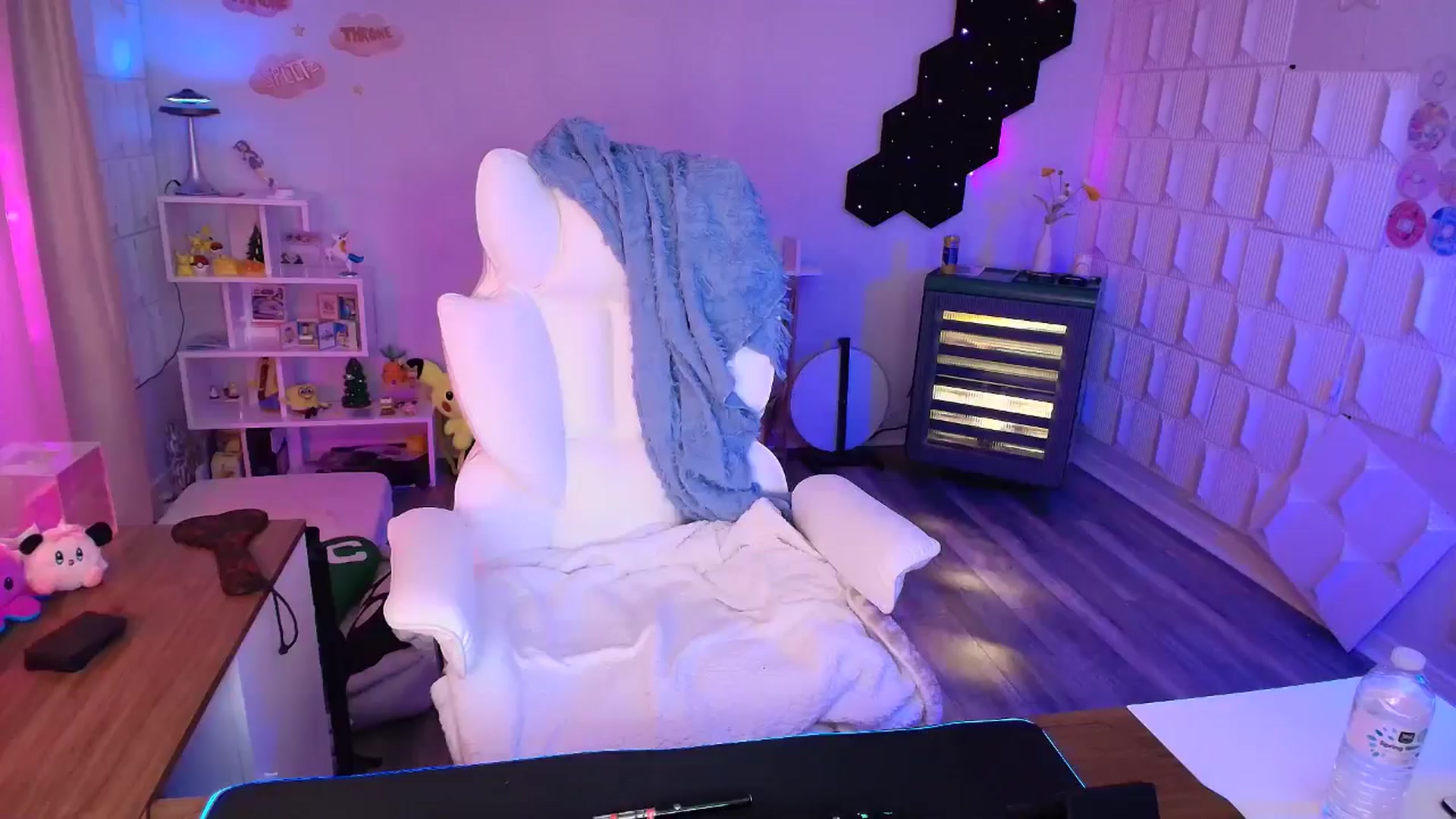 Gallery image thumbnail from kaydolll's myfreecams stream on, 04/04/2025, 05:53 image 9 of 20