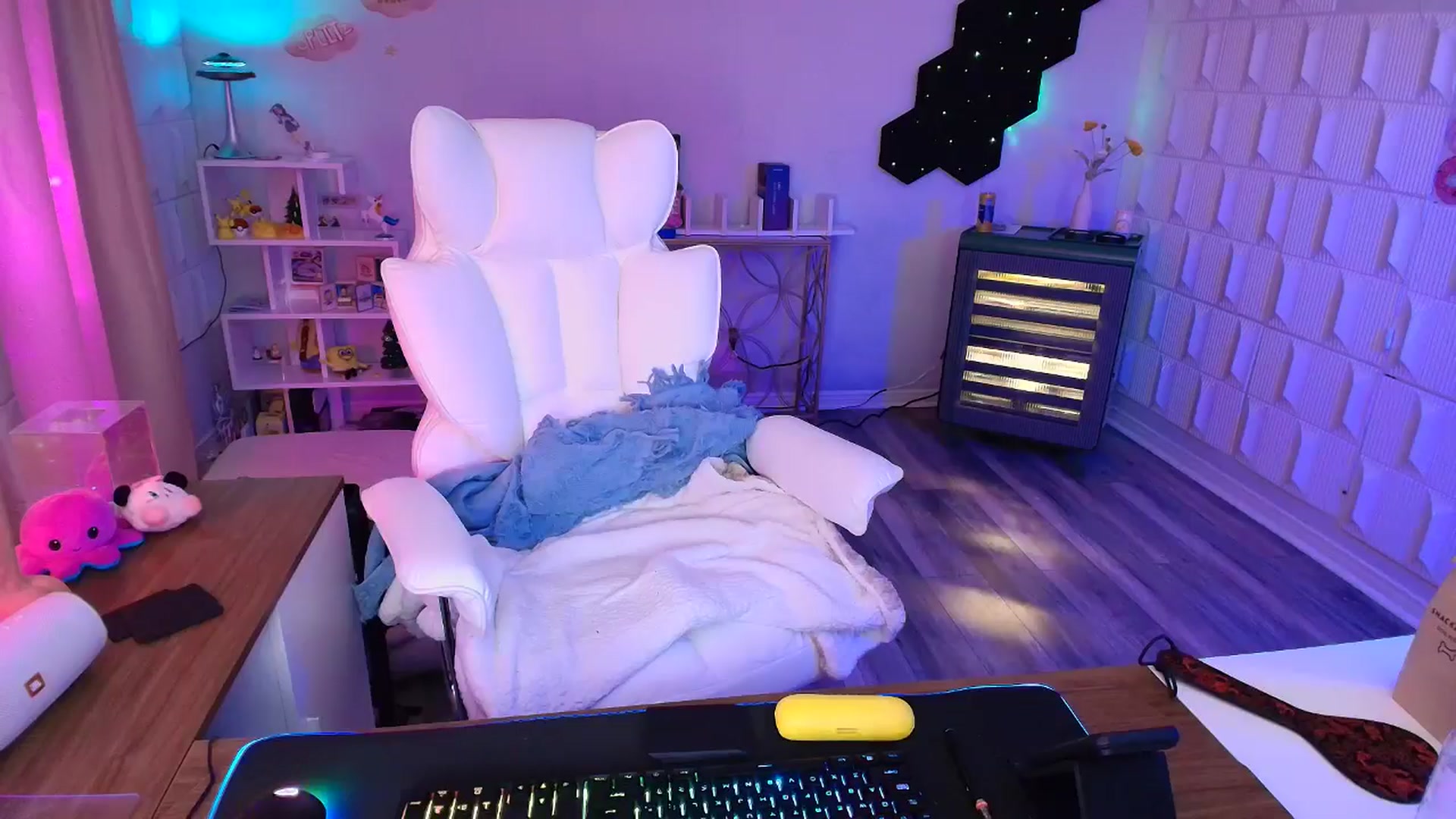 Gallery image thumbnail from kaydolll's myfreecams stream on, 04/04/2025, 08:03 image 17 of 20