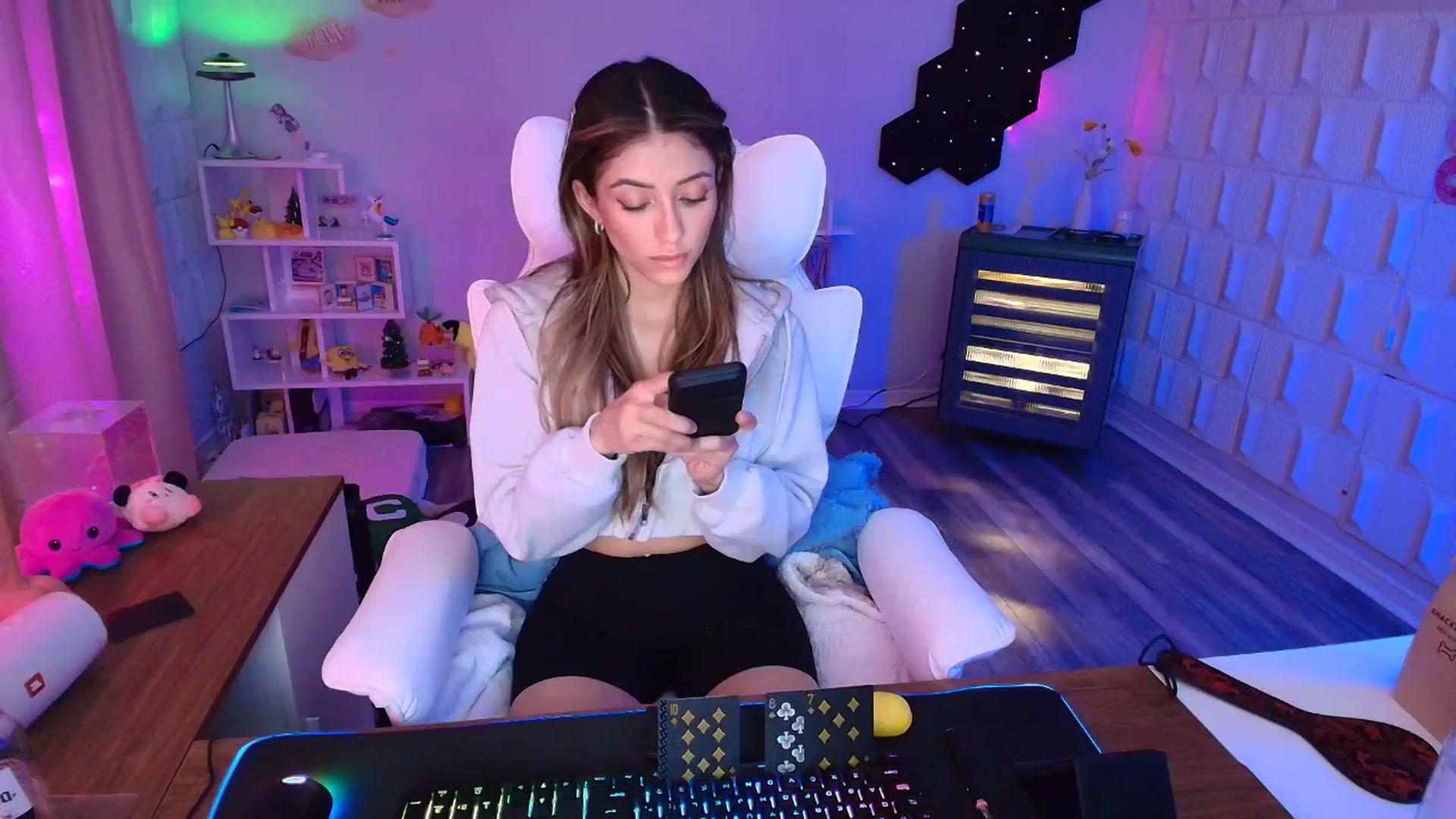 Gallery image thumbnail from kaydolll's myfreecams stream on, 04/04/2025, 08:03 image 13 of 20