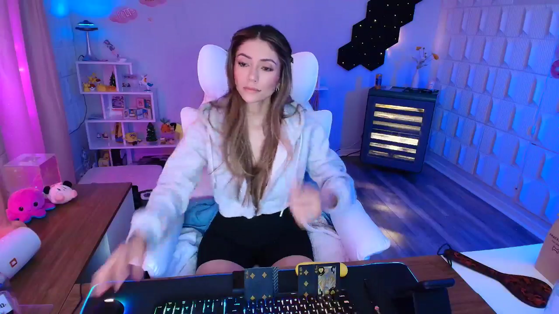 Gallery image thumbnail from kaydolll's myfreecams stream on, 04/04/2025, 08:03 image 8 of 20