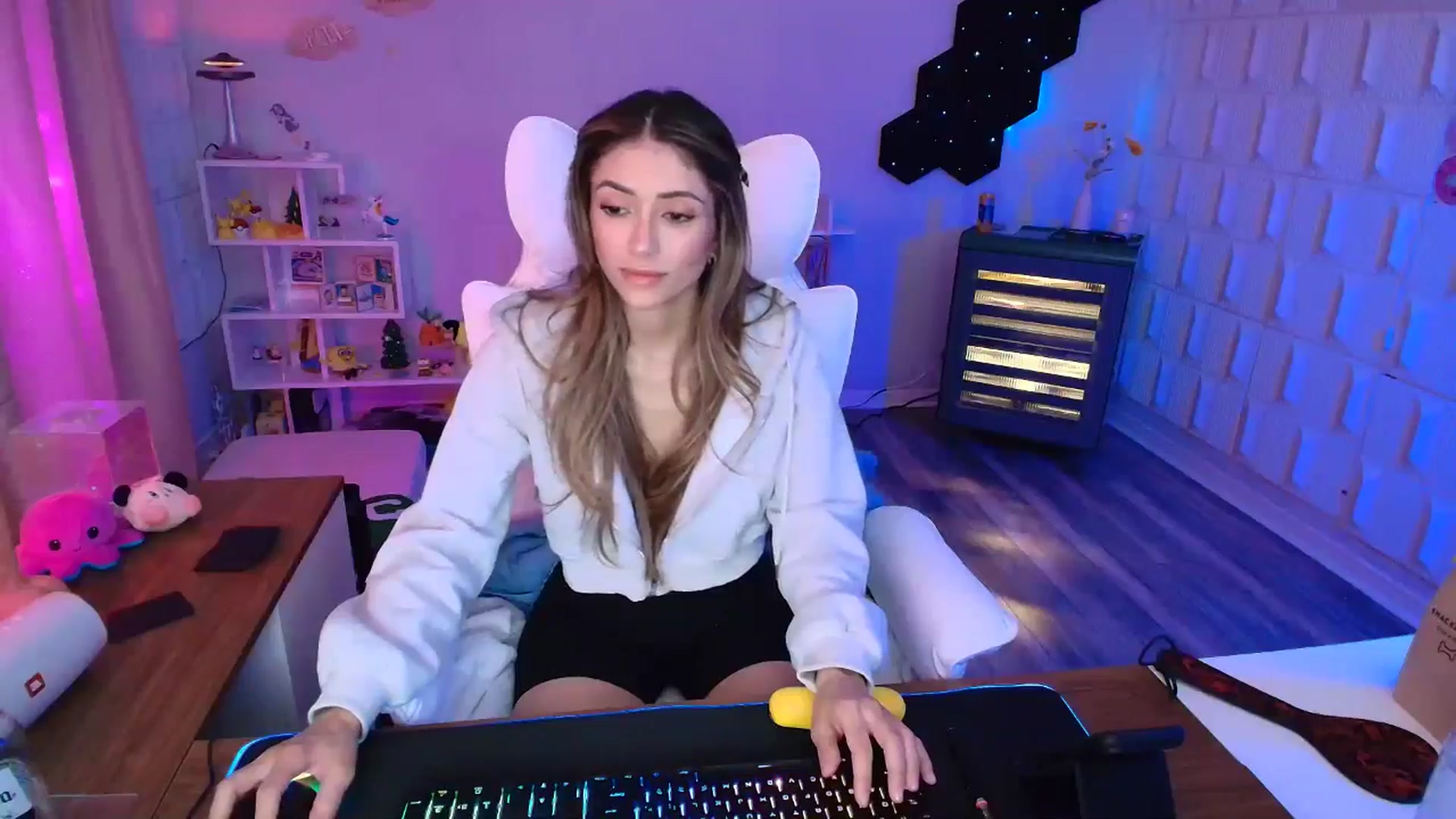 Gallery image thumbnail from kaydolll's myfreecams stream on, 04/04/2025, 08:03 image 9 of 20