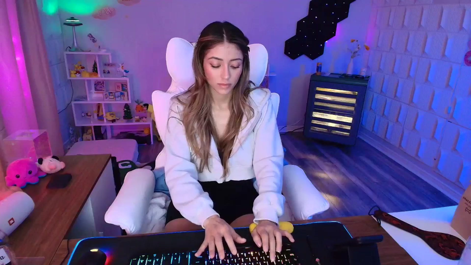 Gallery image thumbnail from kaydolll's myfreecams stream on, 04/04/2025, 08:03 image 7 of 20