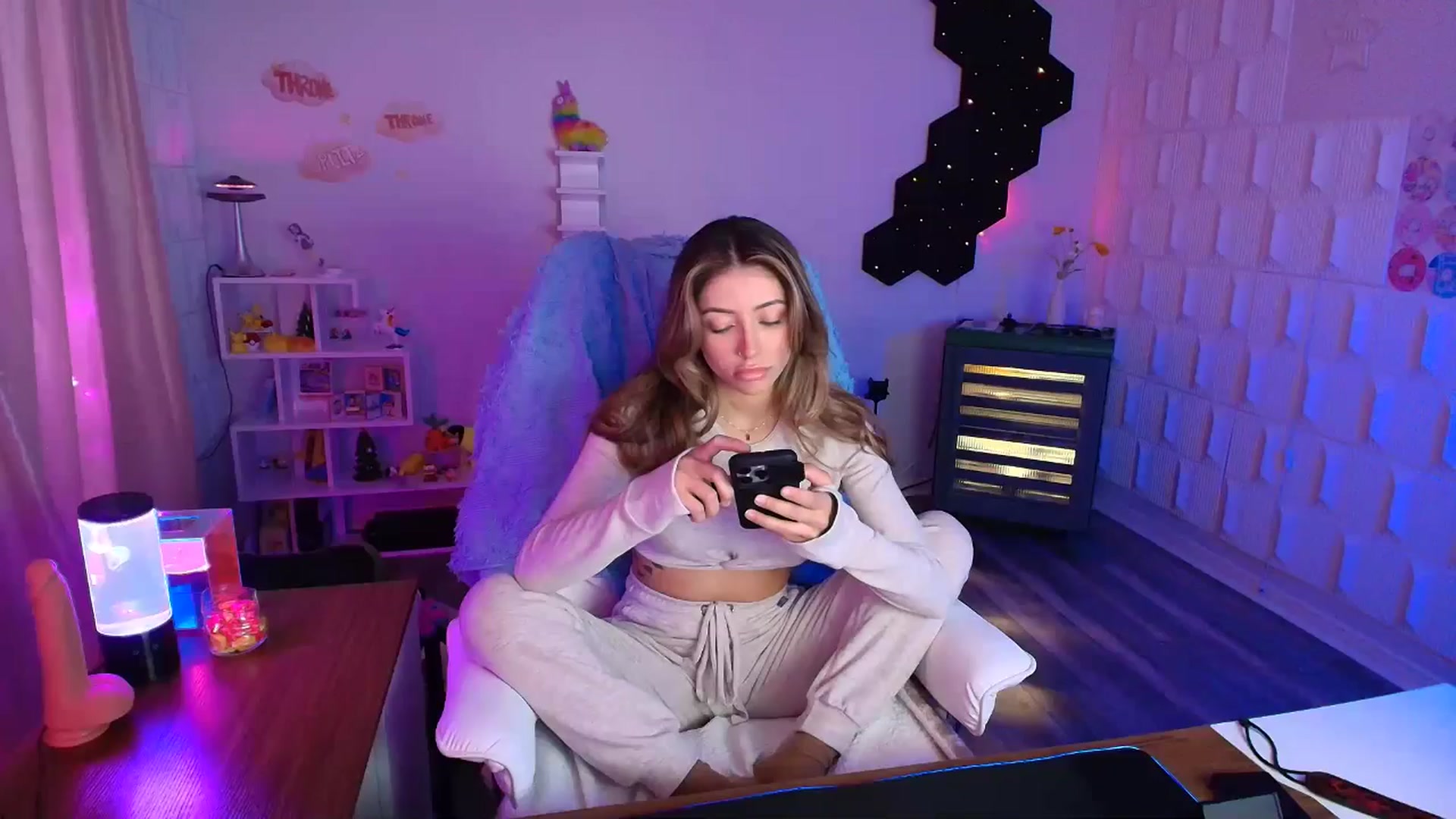 Gallery image thumbnail from kaydolll's myfreecams stream on, 04/09/2025, 03:22 image 1 of 20