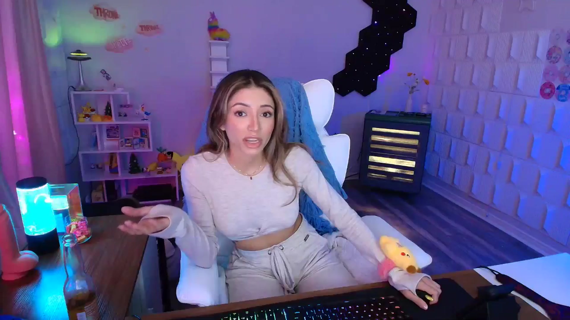 Gallery image thumbnail from kaydolll's myfreecams stream on, 04/09/2025, 03:22 image 11 of 20