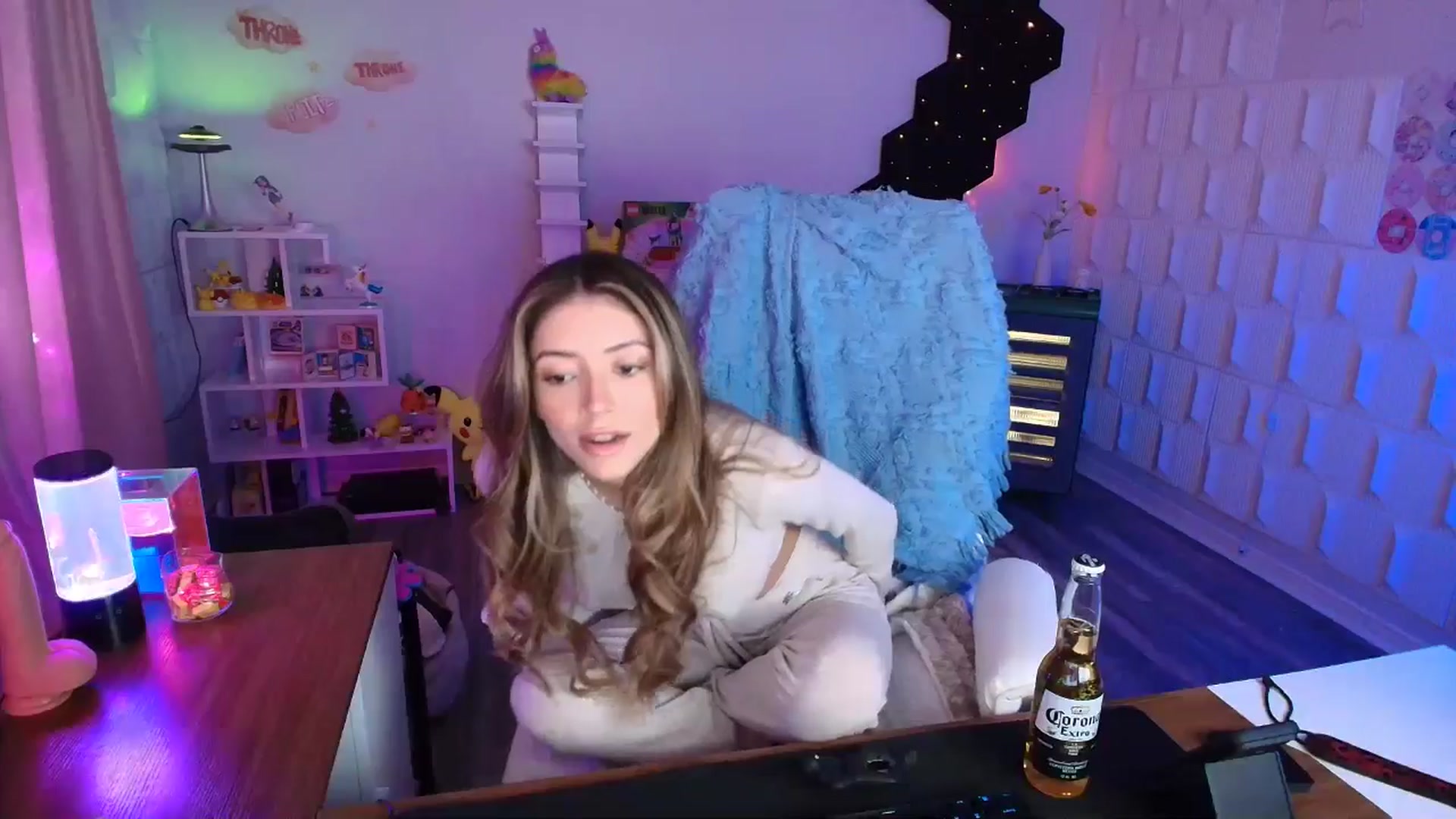 Gallery image thumbnail from kaydolll's myfreecams stream on, 04/09/2025, 03:22 image 2 of 20
