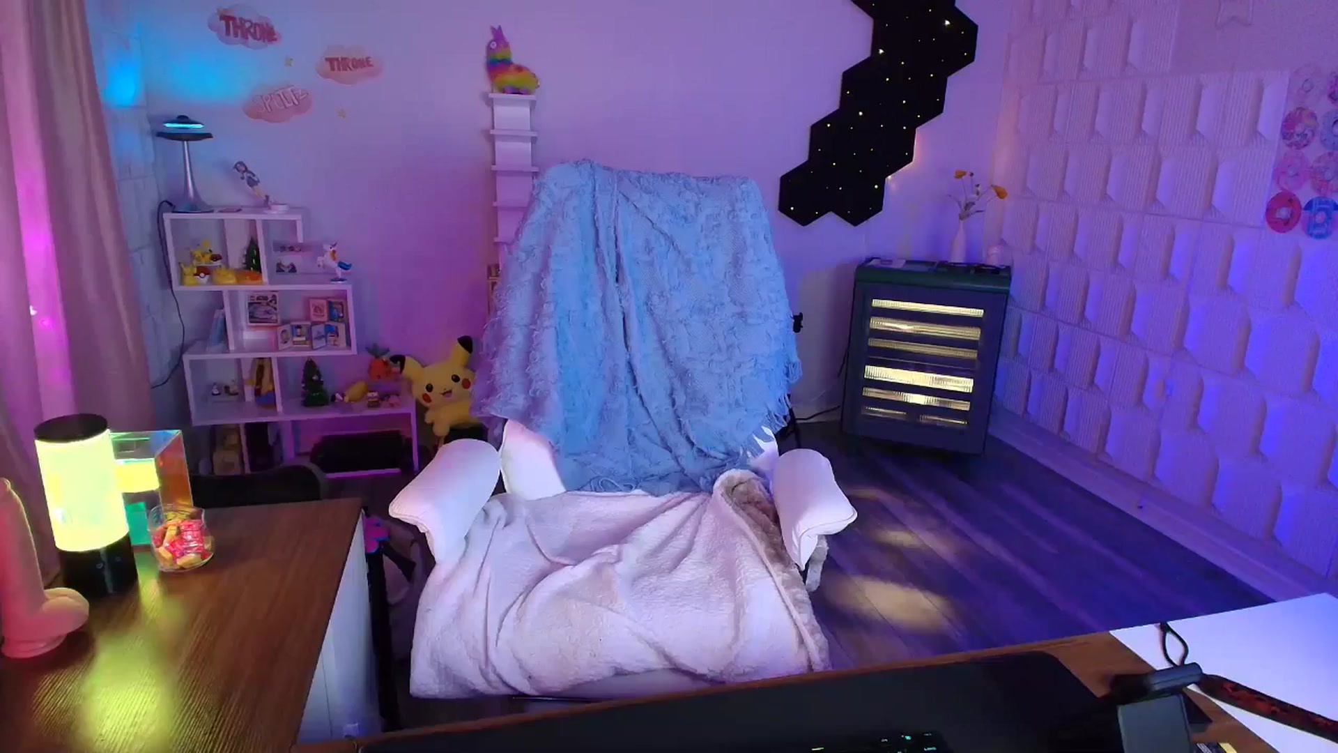 Gallery image thumbnail from kaydolll's myfreecams stream on, 04/09/2025, 03:22 image 3 of 20