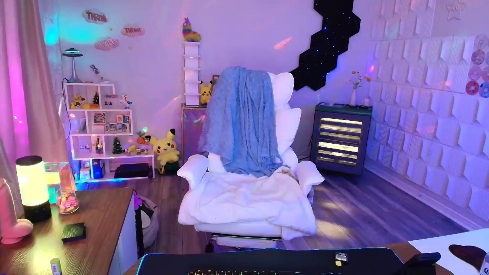 Gallery image thumbnail from kaydolll's myfreecams stream on, 04/09/2025, 03:22 image 19 of 20