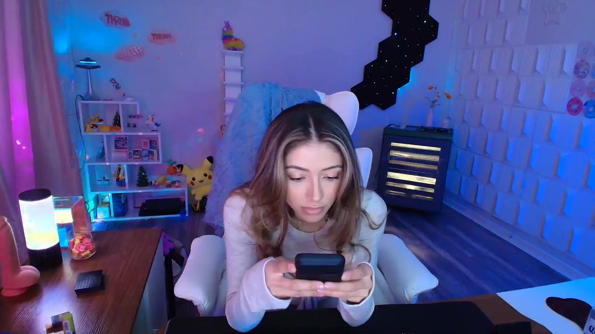 Gallery image thumbnail from kaydolll's myfreecams stream on, 04/09/2025, 03:22 image 17 of 20