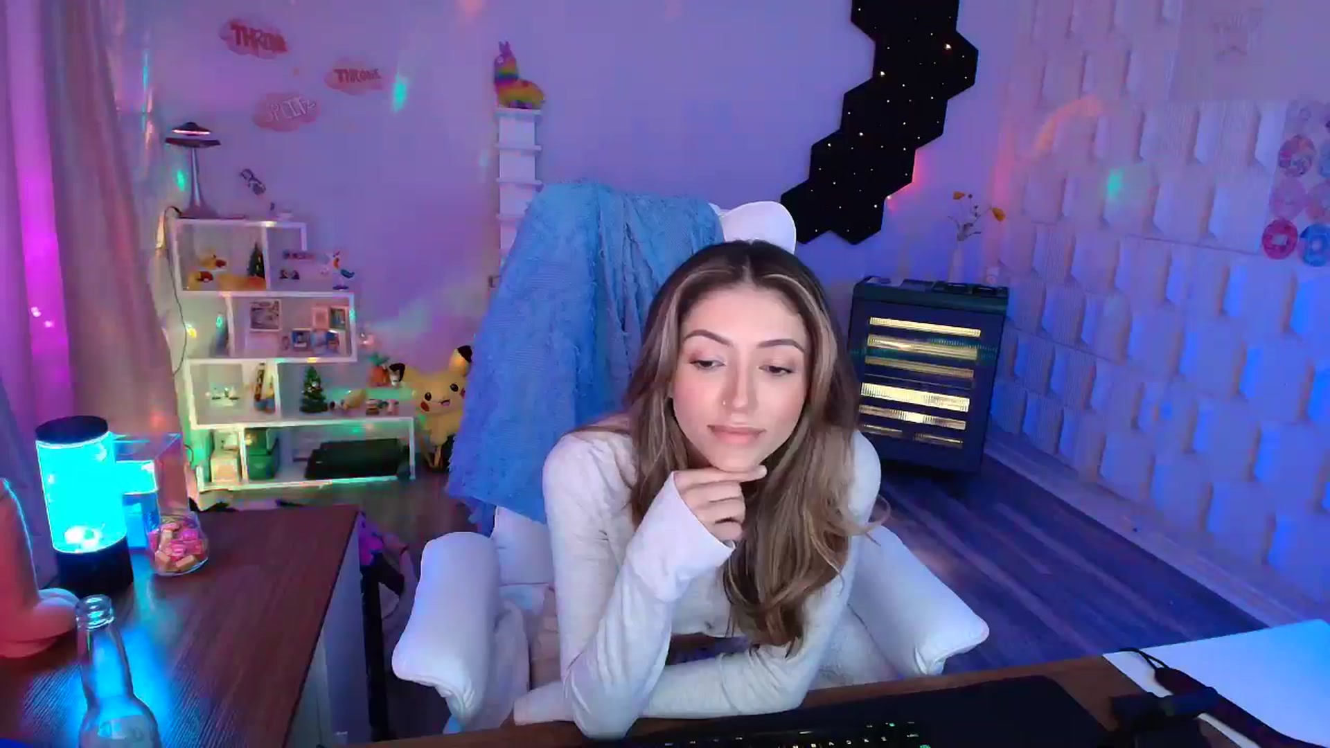 Gallery image thumbnail from kaydolll's myfreecams stream on, 04/09/2025, 03:22 image 13 of 20