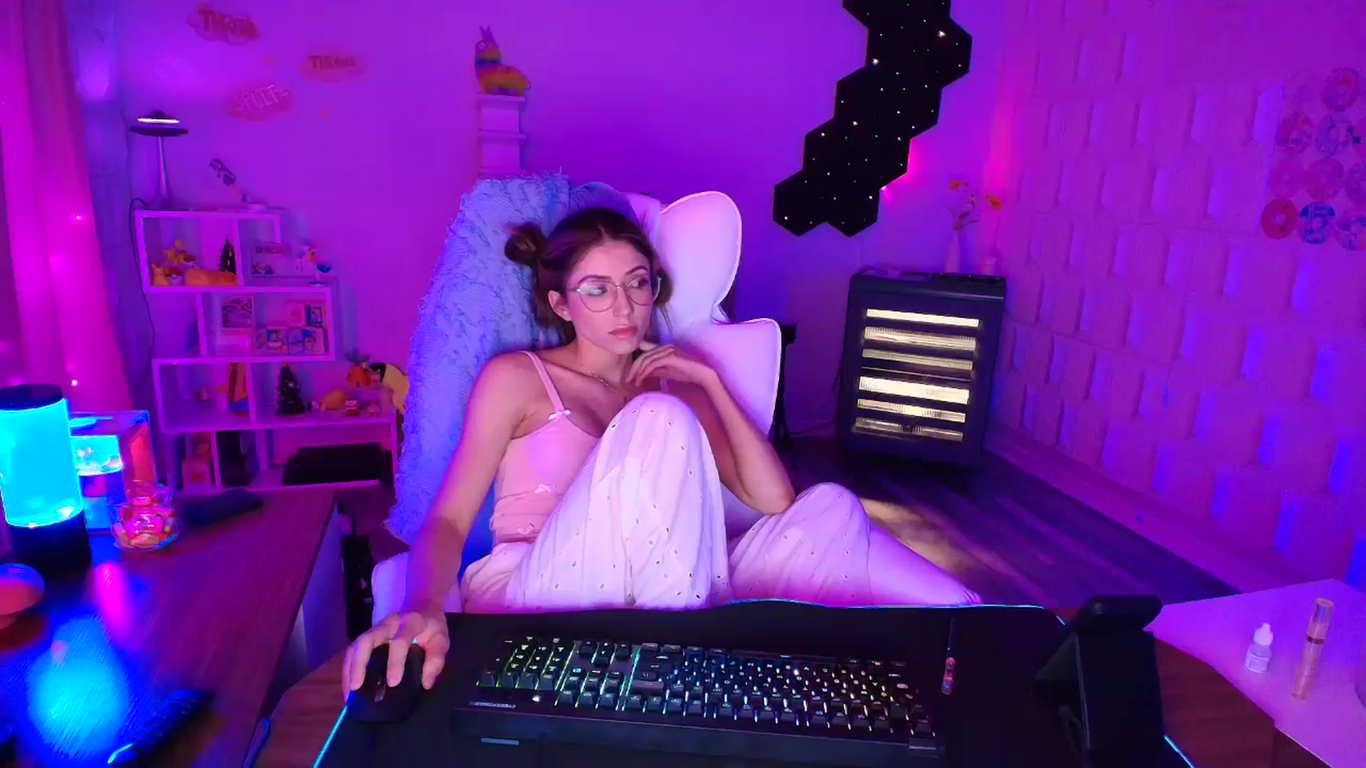 Gallery image thumbnail from kaydolll's myfreecams stream on, 04/11/2025, 06:47 image 5 of 20